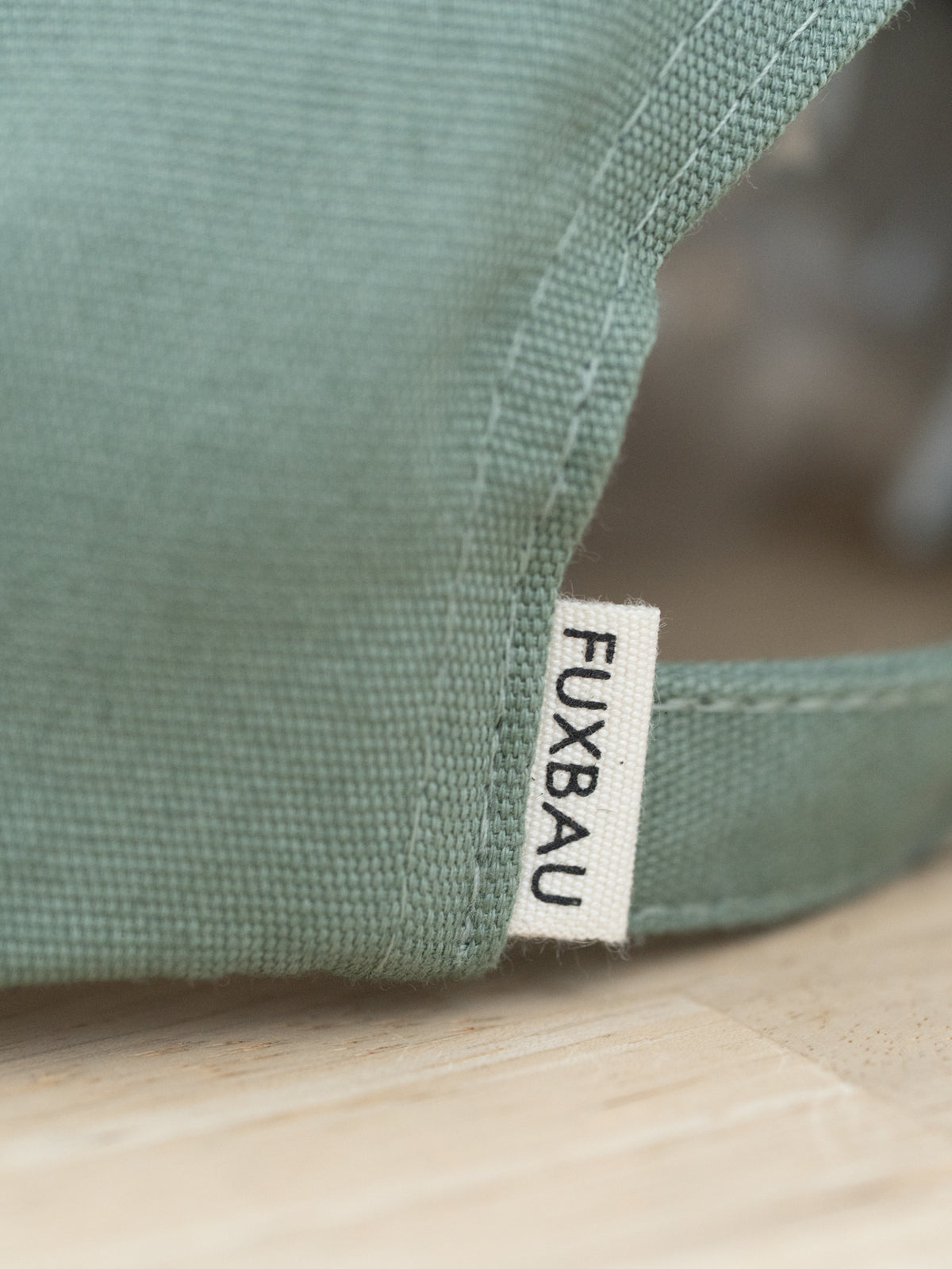 FUXBAU Label einer Dad Cap in hellgrün aus Biobaumwolle