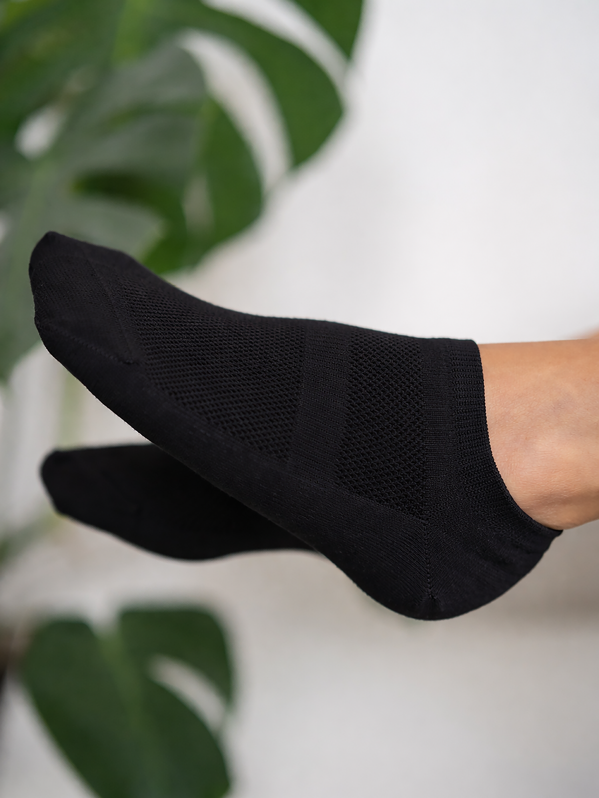 Schwarze Sneaker Socken aus GOTS Biobaumwolle in seitlicher Ansicht â leichte, atmungsaktive Struktur und perfekter Sitz