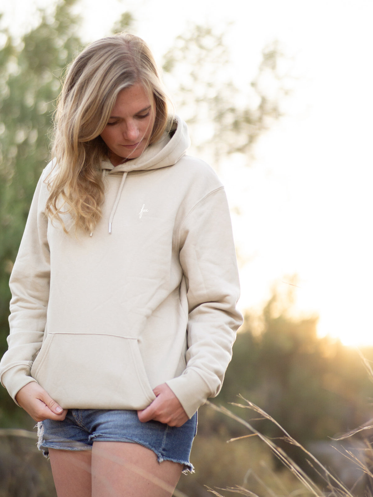 Unisex Hoodie beige aus Bio-Baumwolle GOTS getragen von weiblichem Model
