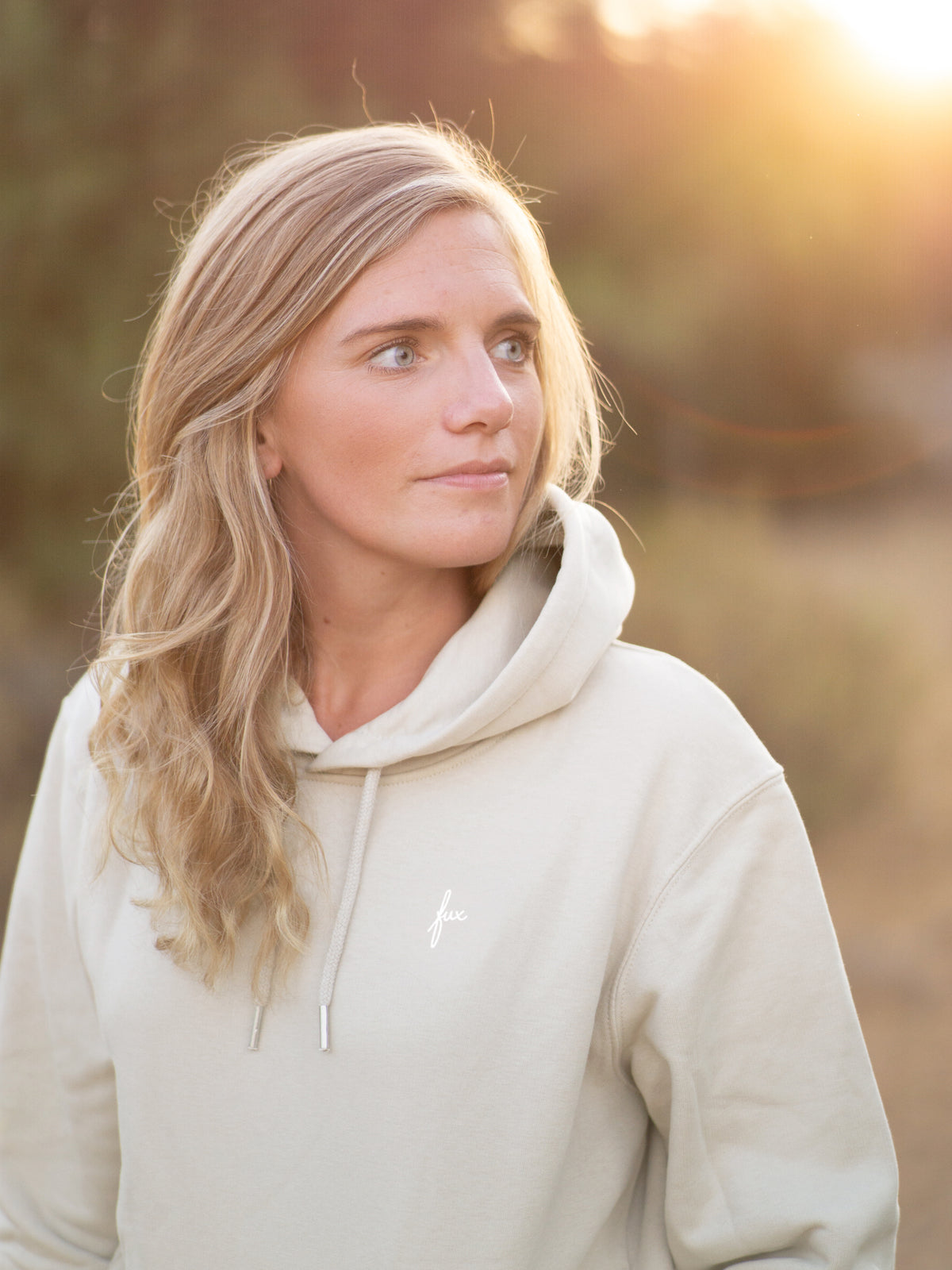 Detail Unisex Hoodie beige aus Bio-Baumwolle GOTS getragen von weiblichem Model