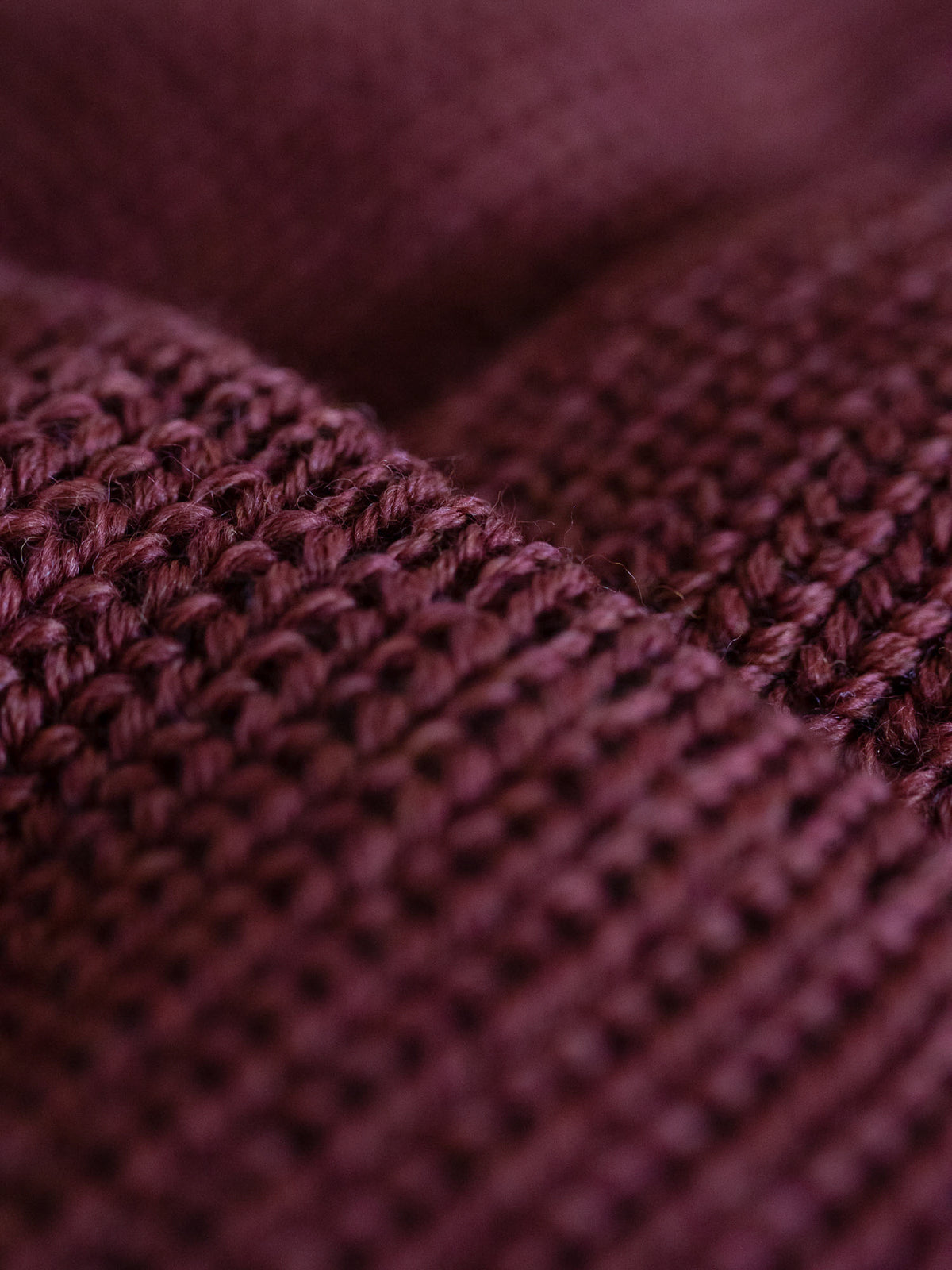 Detailaufnahme der FUXBAU Sideflag der kurzen Merino Fischermütze in bordeaux, GOTS zertifiziert und made in Germany