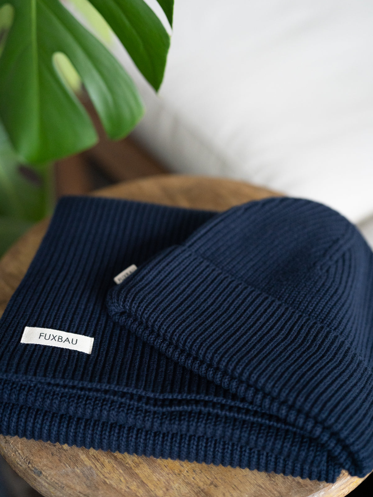 Veganes Fair Fashion Bundle bestehend aus Strickmütze und Strickschal aus 100% GOTS Biobaumwolle von FUXBAU in der Farbe navy.