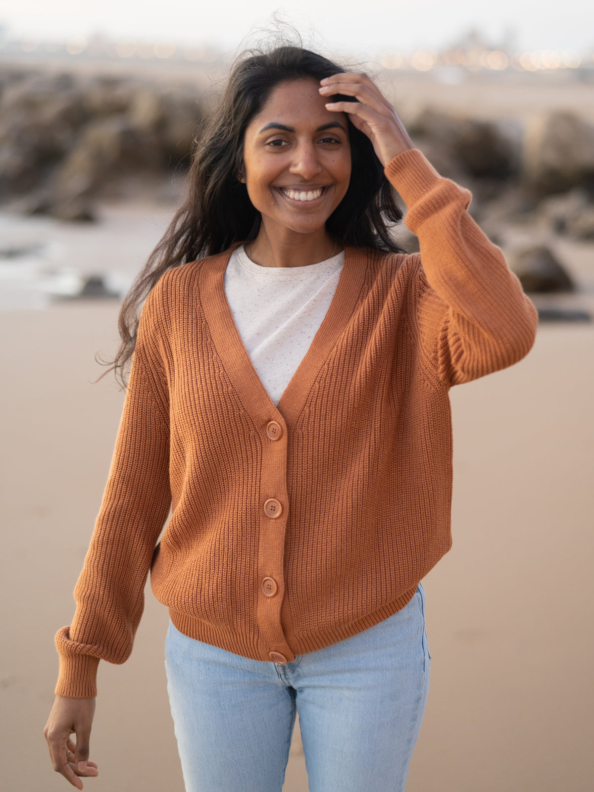 Neelia trÀgt unsere FUXBAU 4Seasons Frauen Strickjacke in rostbraun aus 100% GOTS zertifizierter Biobaumwolle