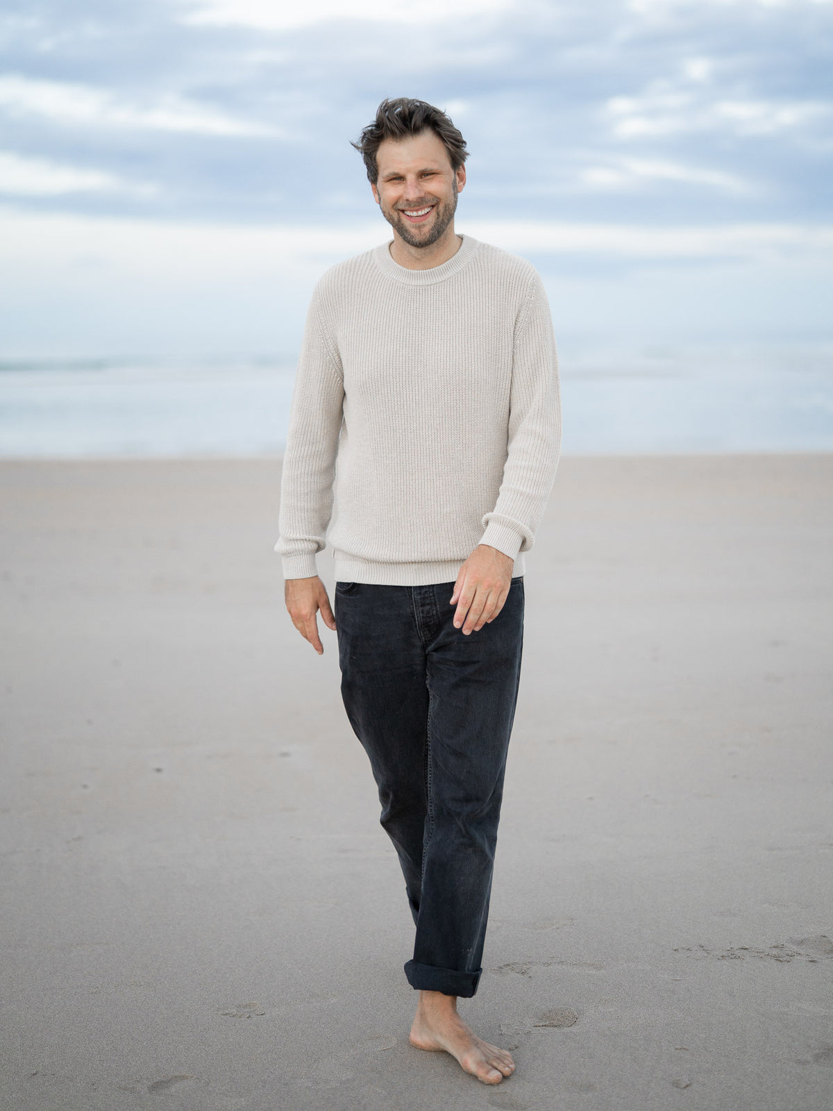 4Seasons Männer Strickpullover in beigemeliert aus 100% GOTS zertifizierter Biobaumwolle und fair in Italien hergestellt. Getragen von Philipp am Stand in Spanien.