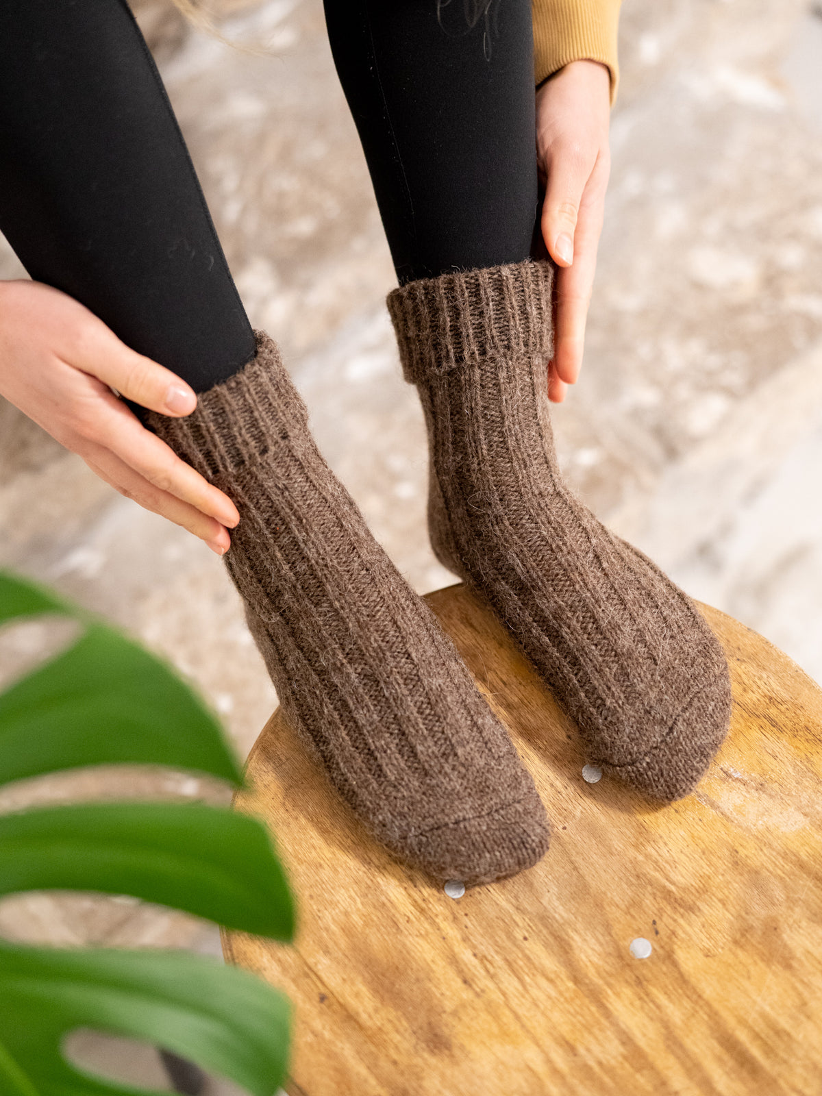 Unsere Freundin Greta trÀgt unsere FUXBAU warmen und weichen Alpaka Schafwollsocken in braun.