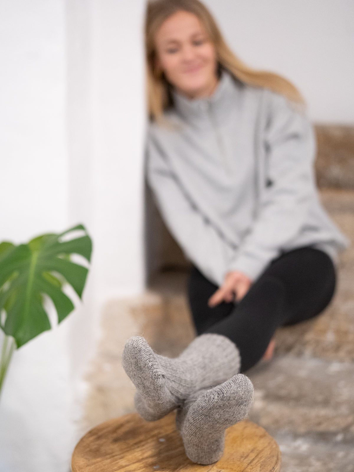 Unsere Freundin Greta trÀgt unsere FUXBAU warmen und weichen Alpaka Schafwollsocken in grau.