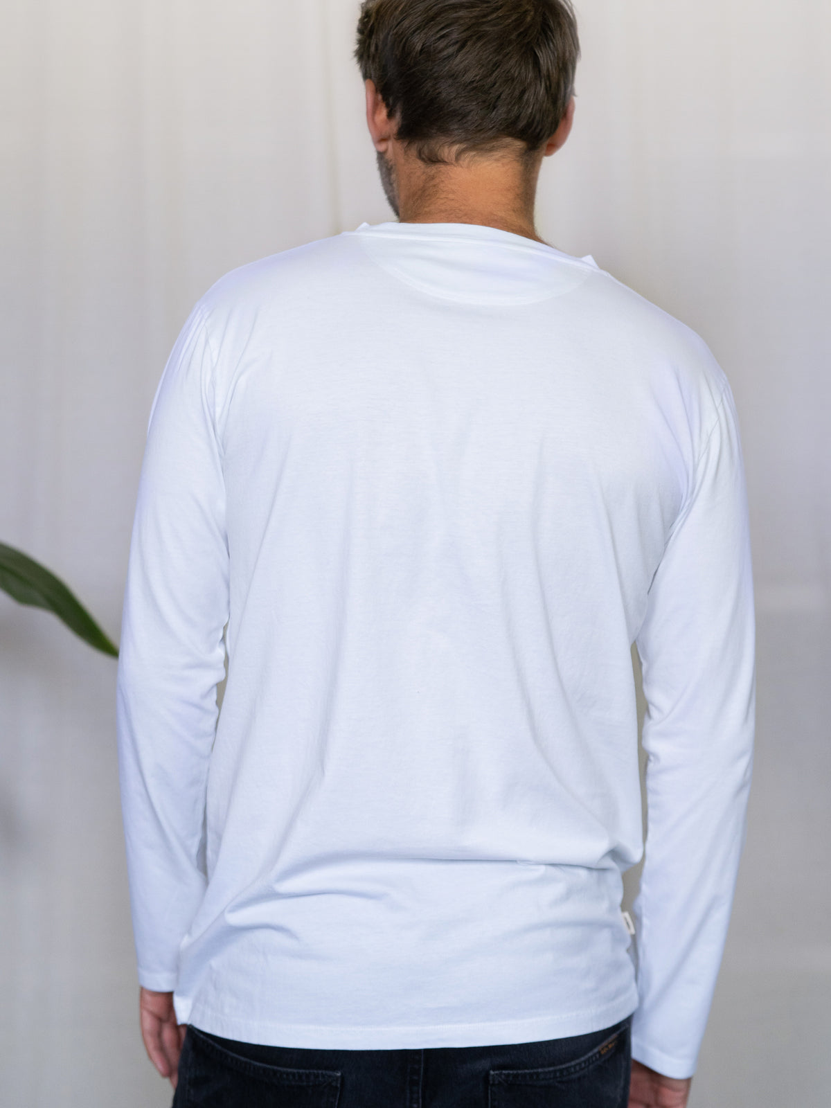 Rückansicht Männer Basic Langarmshirt weiß – Longsleeve aus 100% GOTS-zertifizierter Biobaumwolle, fair in Portugal produziert