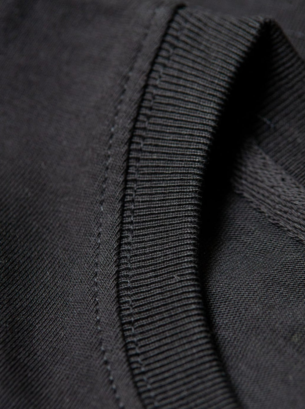 Qualitativ hochwertiges, preiswertes Basic T-Shirt in schwarz von FUXBAU.