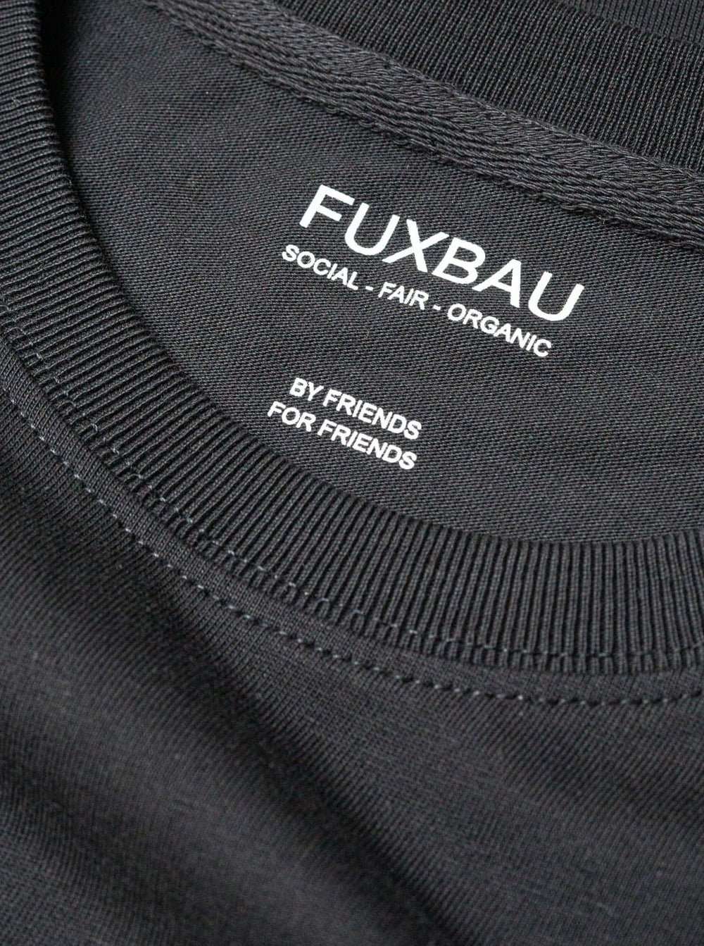 Qualitativ hochwertiges, preiswertes Basic T-Shirt in schwarz von FUXBAU. - Social - Fair - Organic