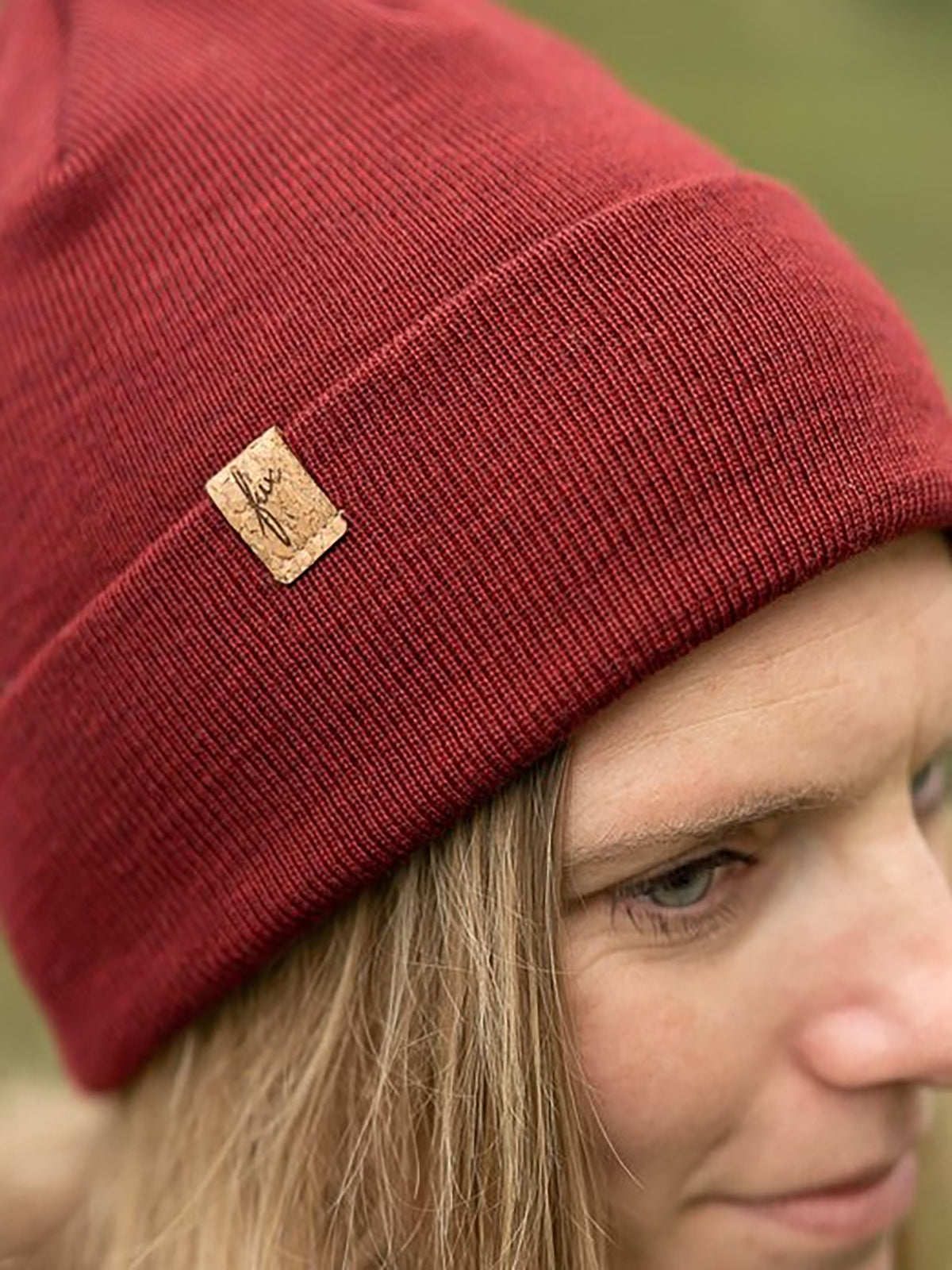 Isi trägt unsere nachhaltige Merino Kork Beanie in kirsch aus 100% Wolle