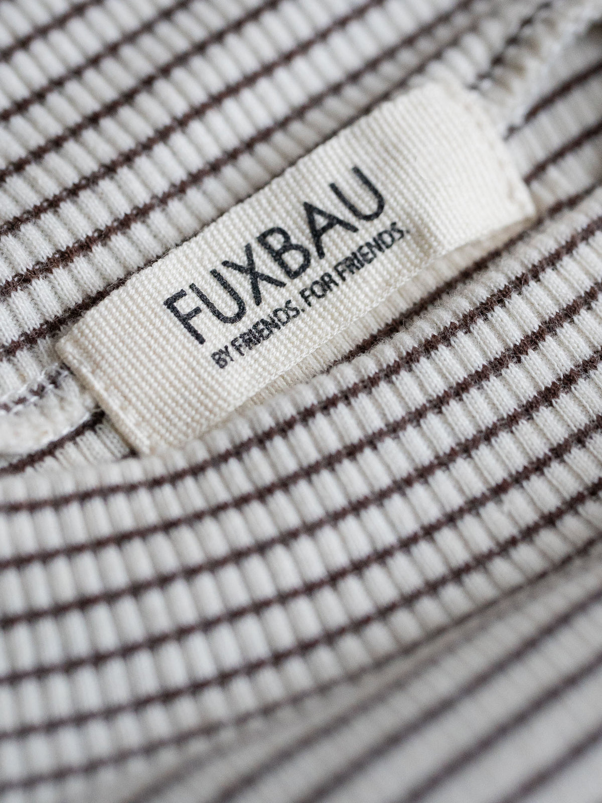 Brandlabel FUXBAU BY Friends. FOR FRIENDS im Stehkragen des gestreiften Langarmshirts in creme braun