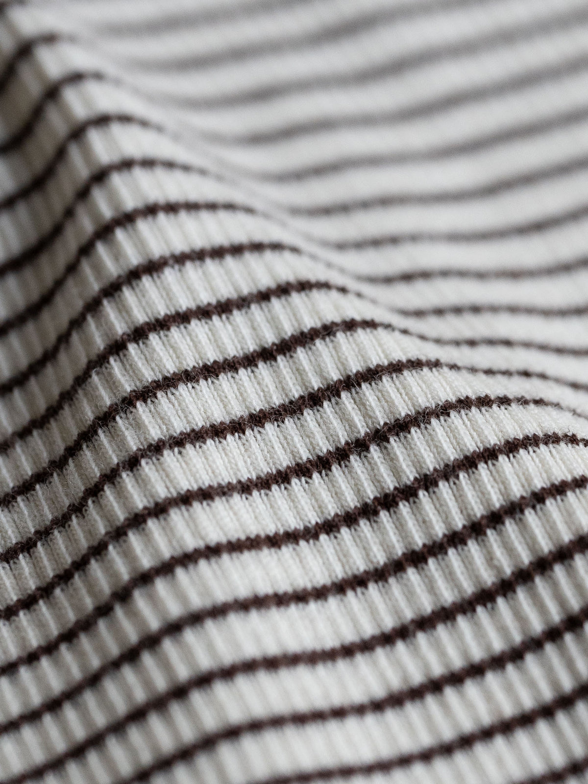 Detailaufnahme des besonderen Stoffes der fux Fitted Longsleeves, zeitlos und gleichzeitig besonders