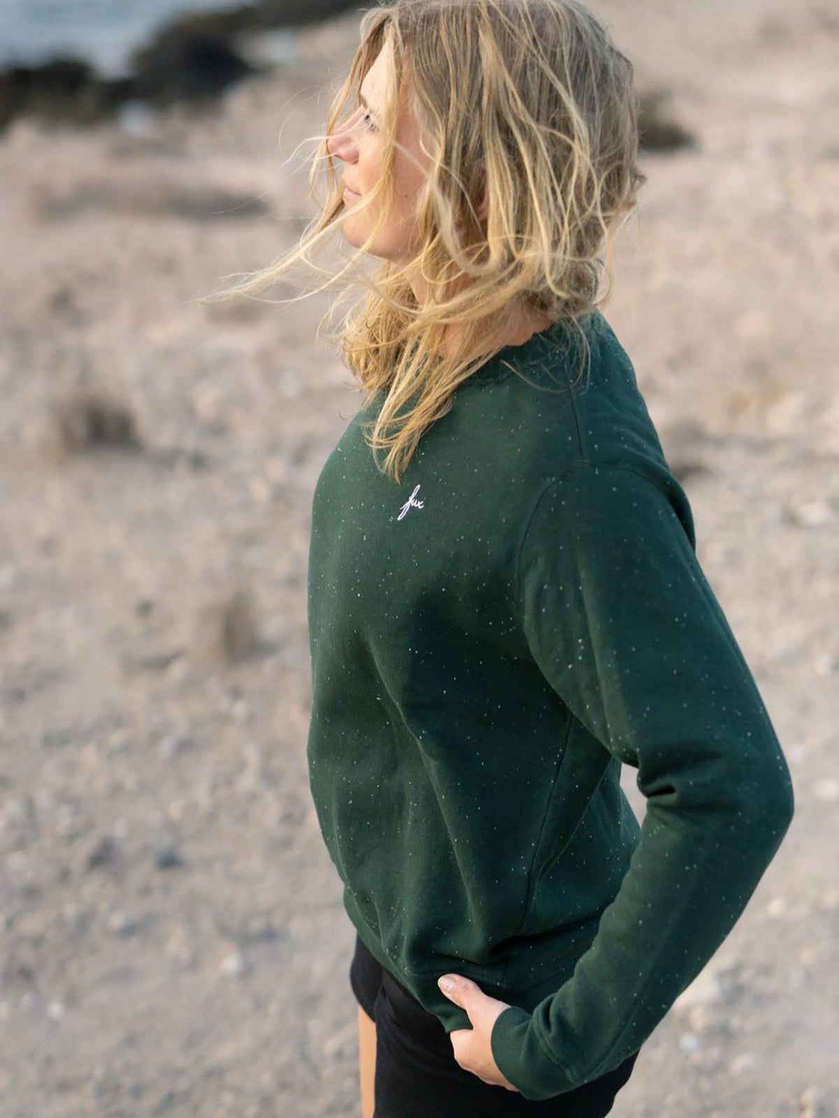 FUXBAU Frauen Neps Sweater in grün – Pullover aus Biobaumwolle mit feiner Struktur, fair produziert in Portugal.