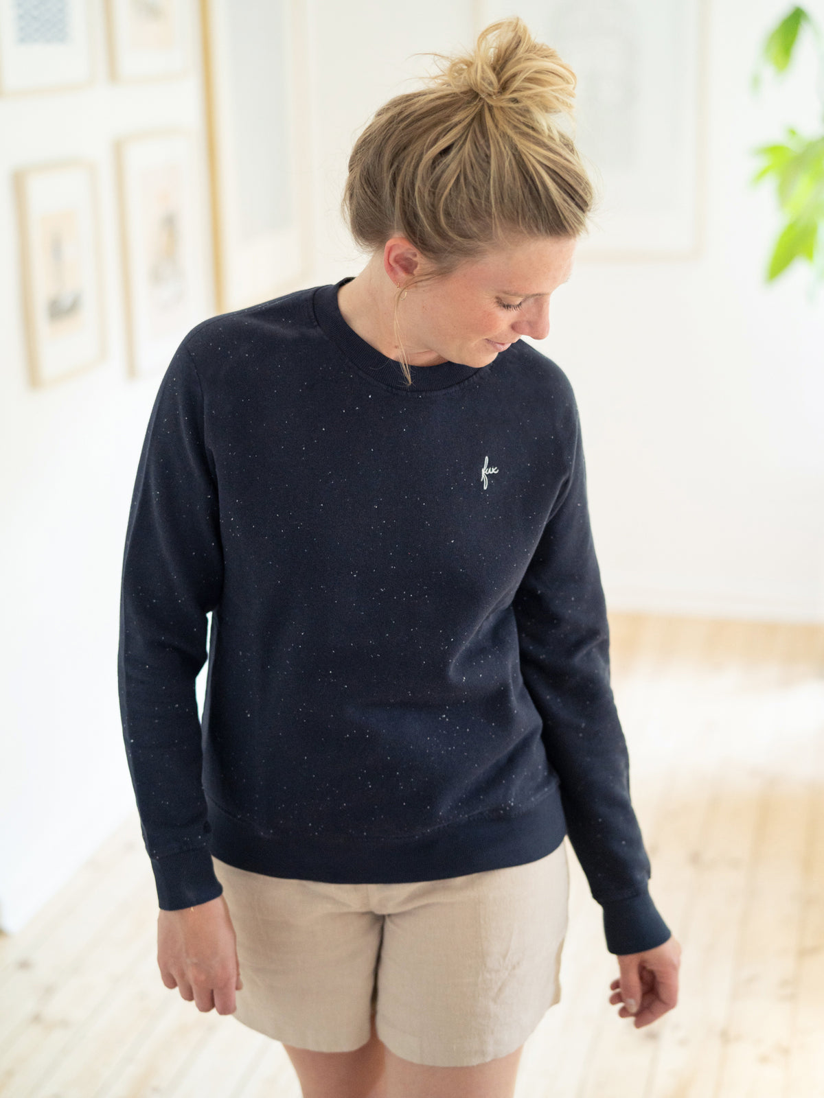 FUXBAU Frauen Neps Sweater in Navy – Pullover aus GOTS-zertifizierter Biobaumwolle mit feiner Struktur, fair gefertigt in Portugal.