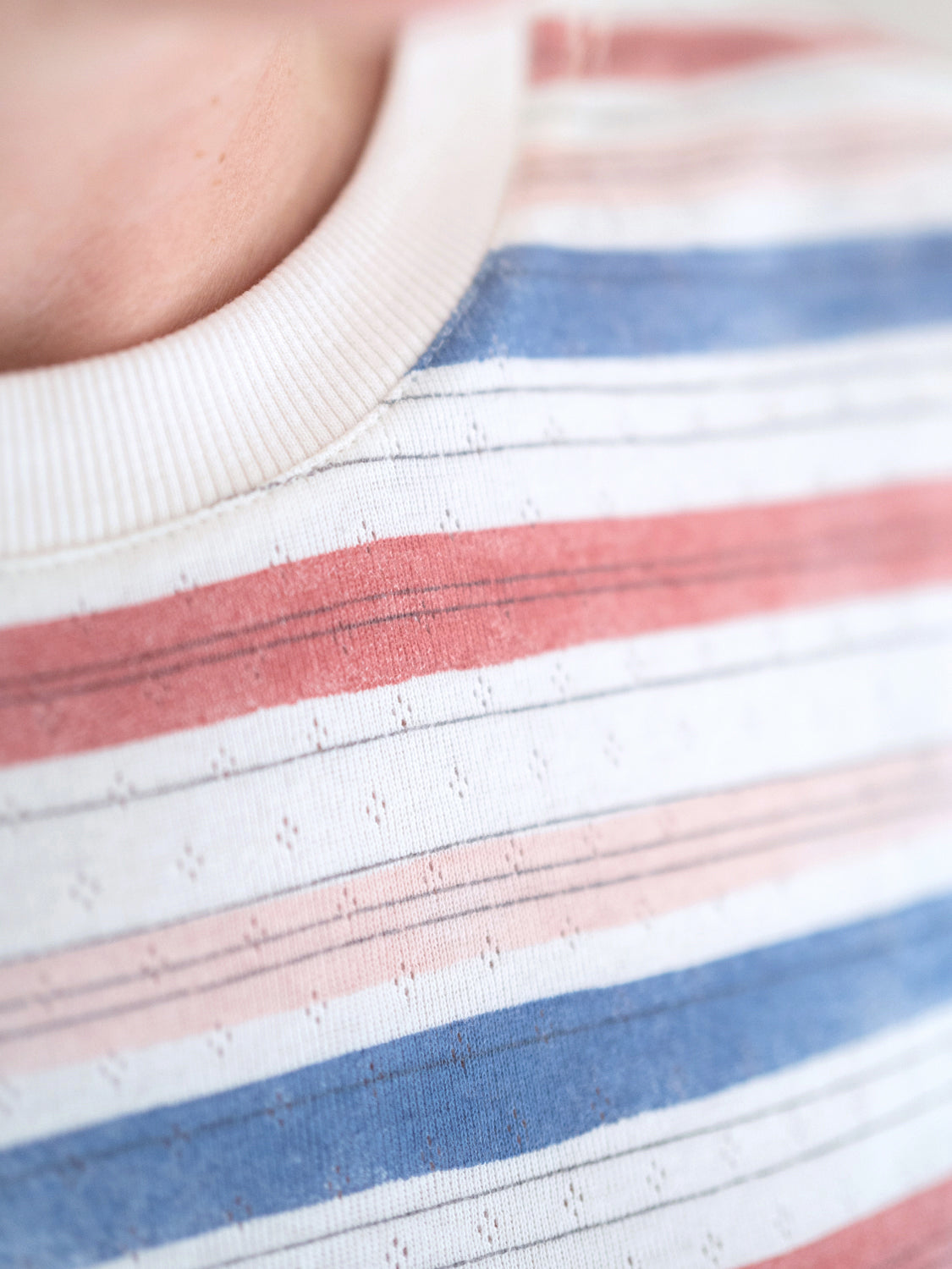 FUXBAU Fair Fashion Frauen Ajour T-Shirt mit einzigartiger Lochung aus 100% Biobaumwolle.