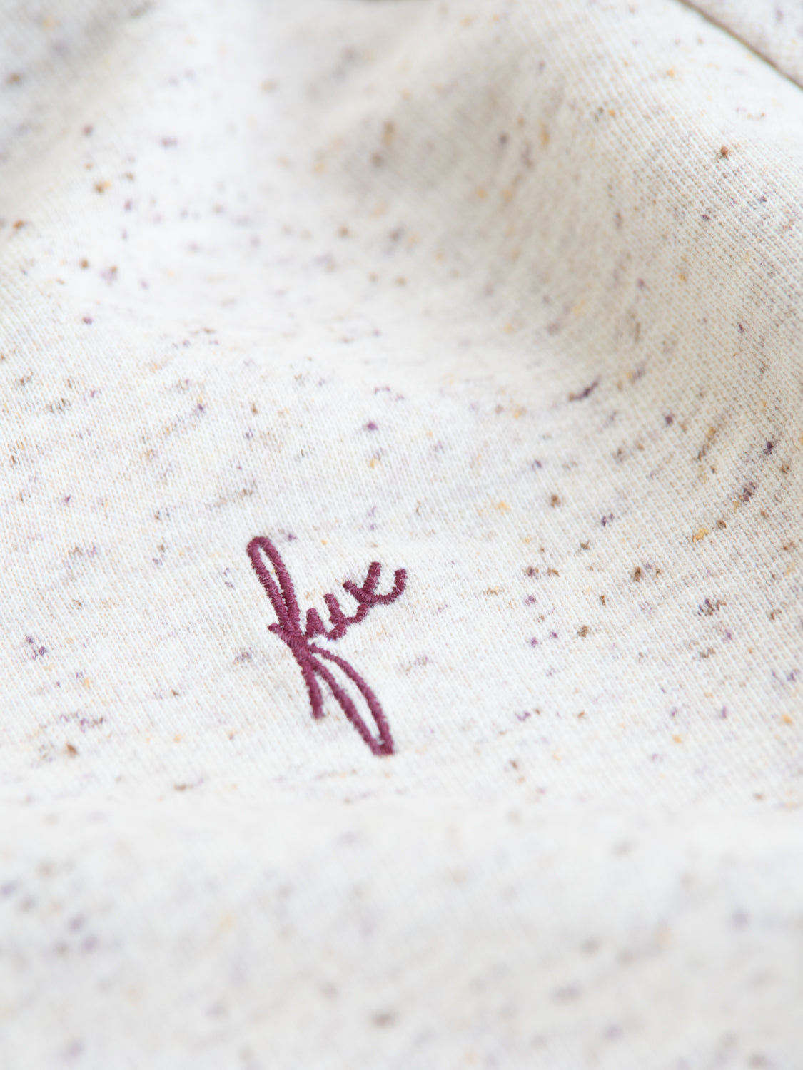 FUXBAU Fair Fashion Highlights Sweater aus GOTS zertifizierter Biobaumwolle mit feinen bunten Punkten in beige.