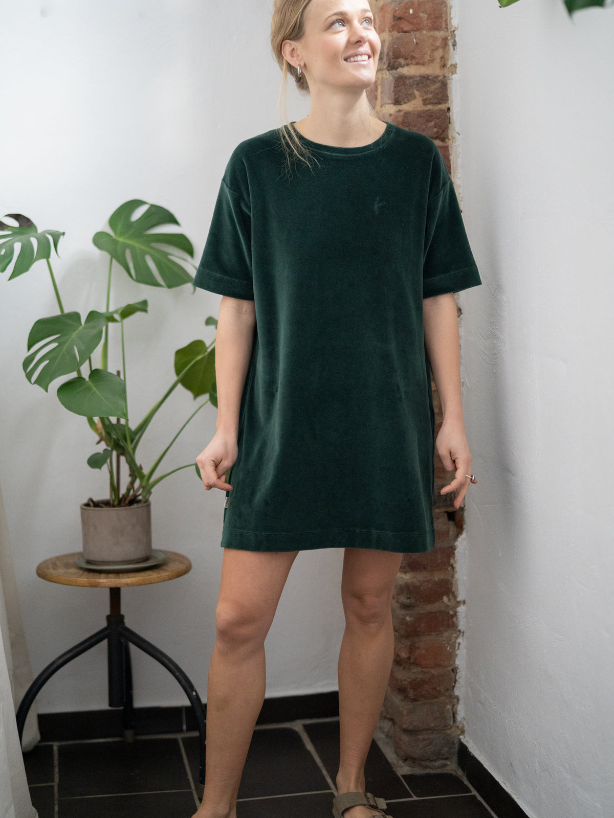 Greta ist 1,72m und trĂ€gt unser lockeres Samt Kleid in der GröĂe M