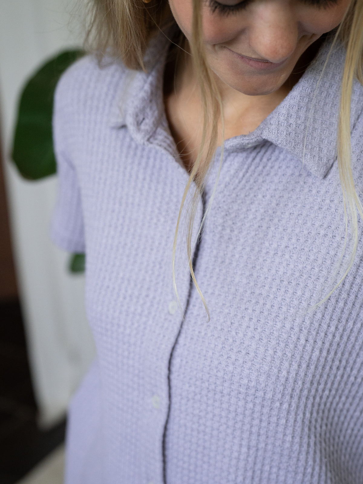 FUXBAU Waffelstrick Bluse Damen in Lavendel – produziert aus 100% GOTS-zertifizierter Biobaumwolle, getragen von Model Greta.