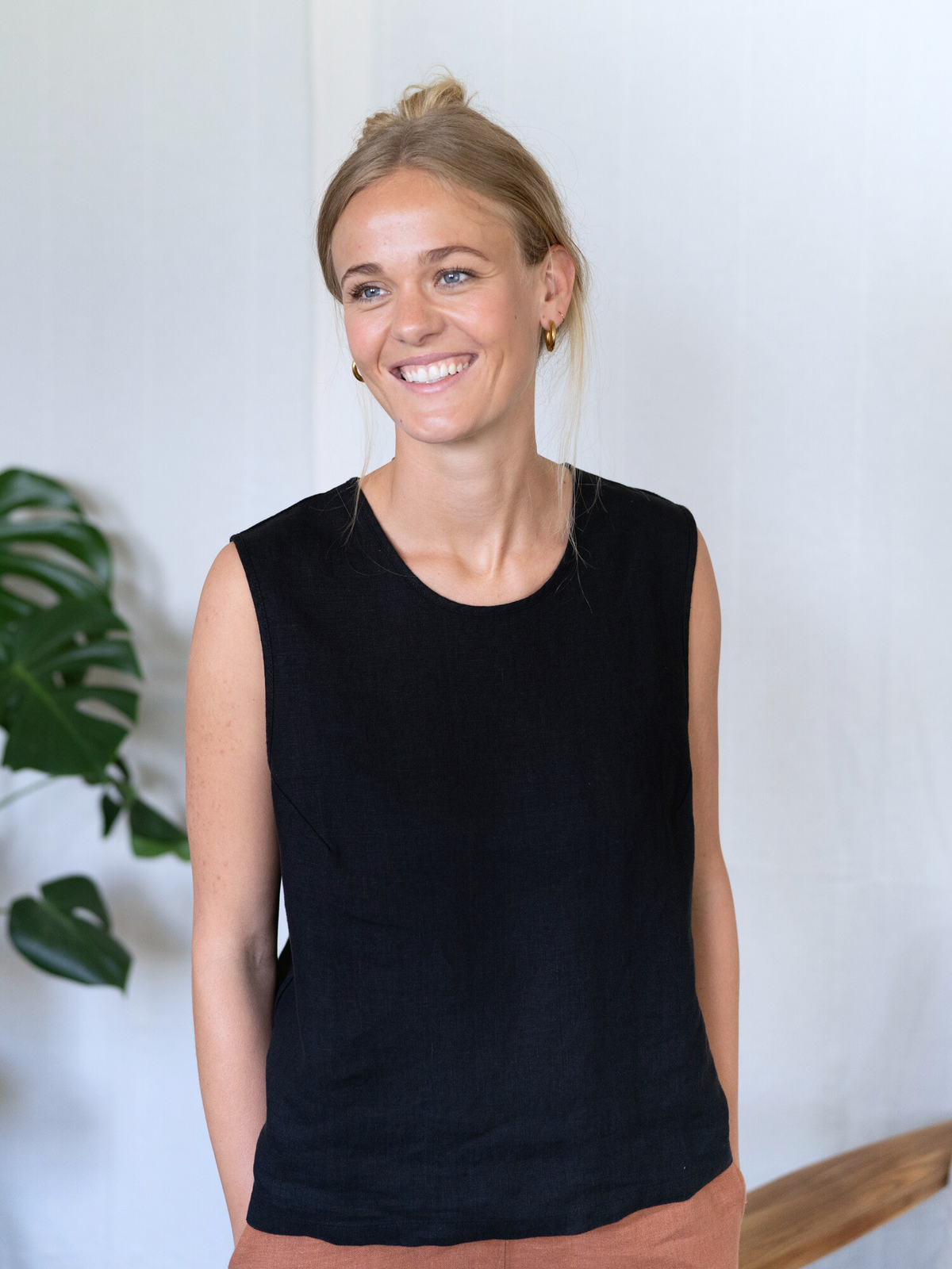 FUXBAU Fair Fashion Frauen Leinentop in schwarz aus 100% Leinen, gefertigt in Portugal unter fairen Bedingungen.