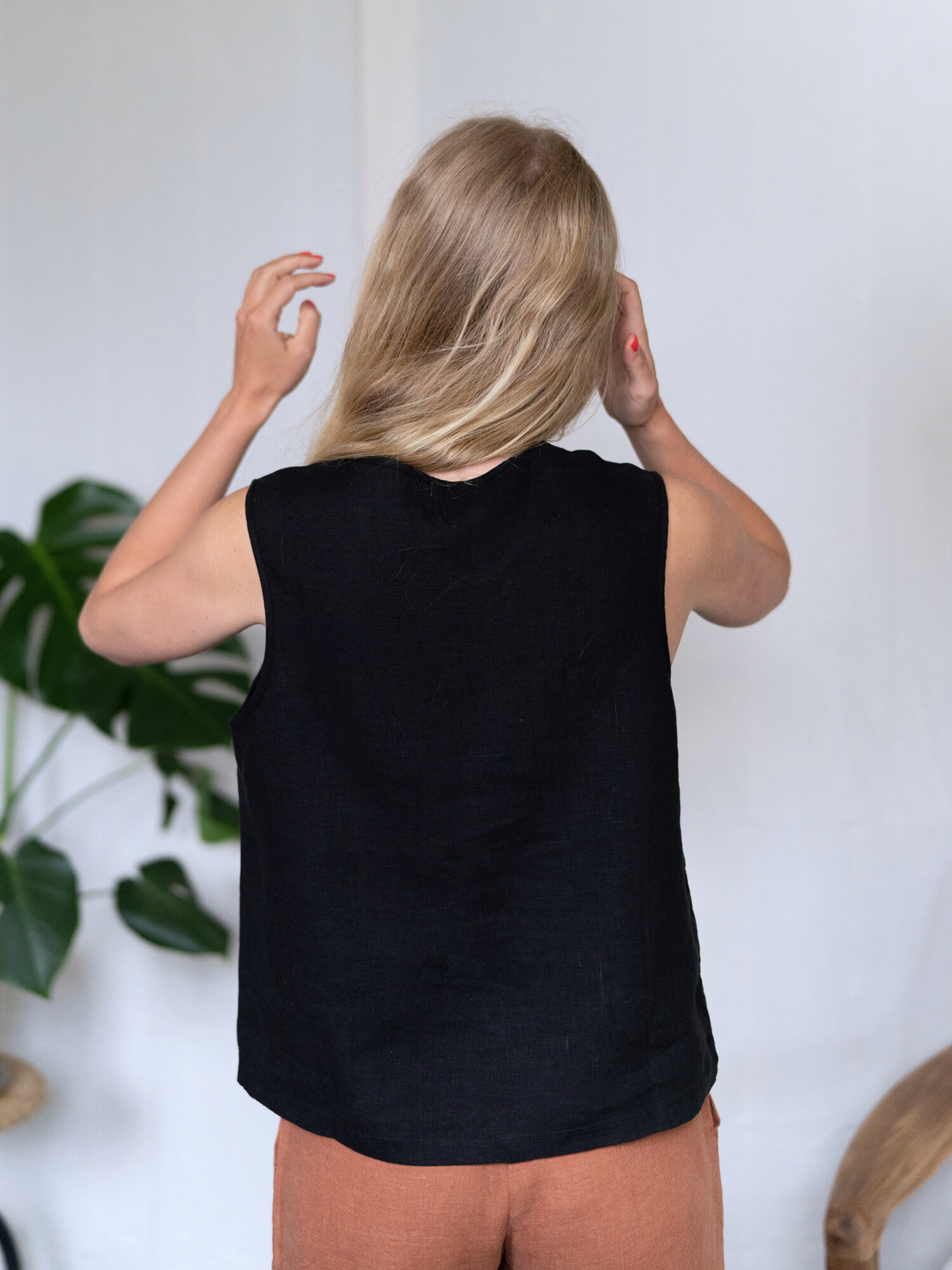 FUXBAU Fair Fashion Frauen Leinentop in schwarz aus 100% Leinen, gefertigt in Portugal unter fairen Bedingungen.