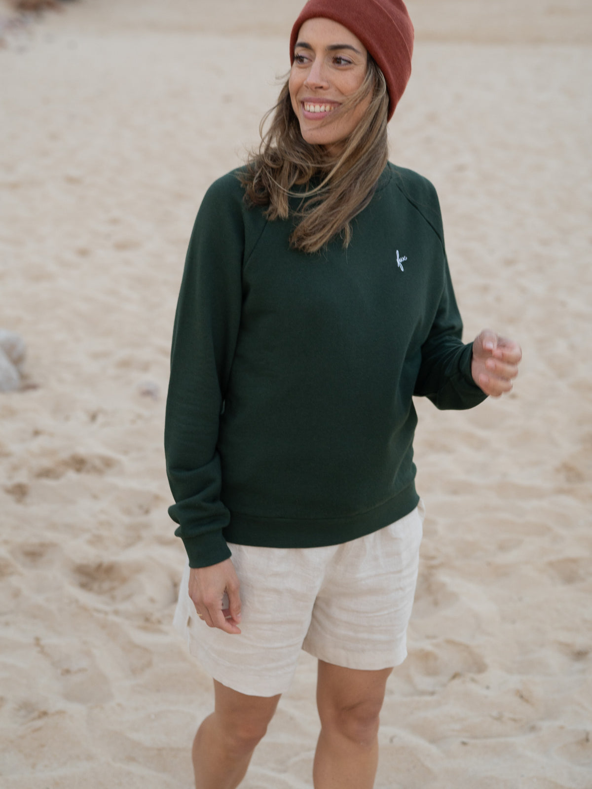 Raquel trägt unsere Frauen Leinenshorts in cremeweiß, Seitenansicht