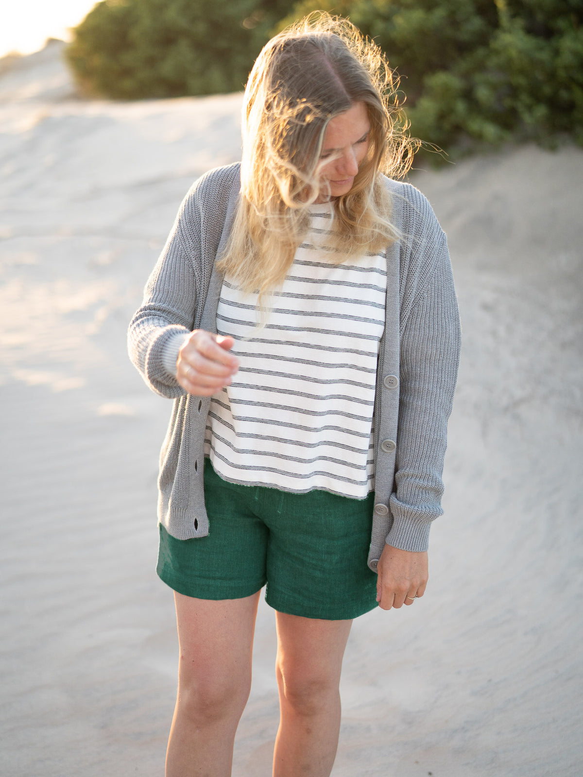 Isi ist 1,68m und trägt "M" in der fairen FUXBAU Frauen Leinenshorts in grün.