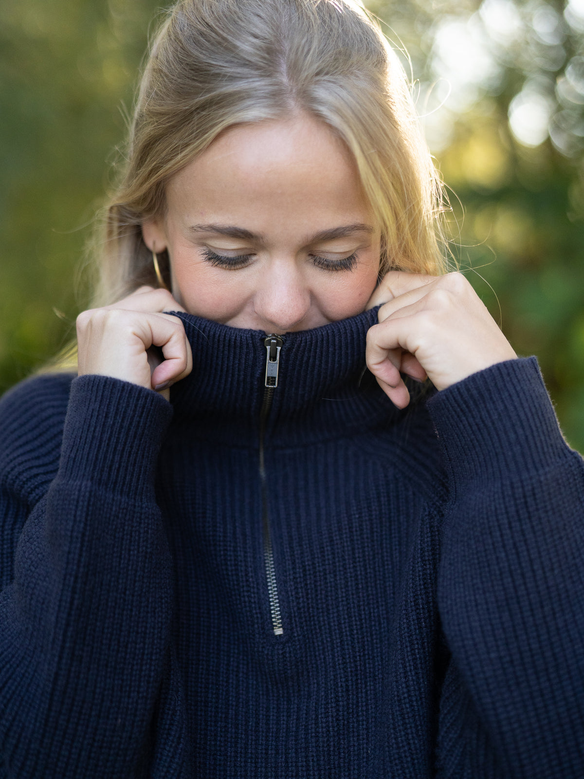 Fair Fashion Frauen Merino Troyer in navy aus 100% Merino Schurwolle Made in Italy, getragen von einer jungen Frau.