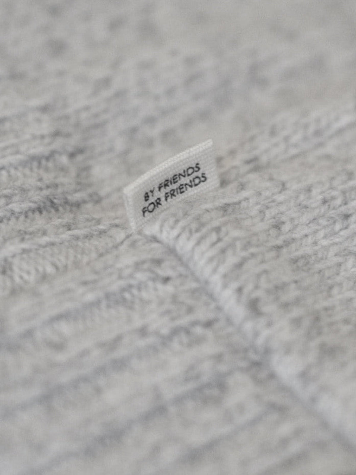 By Friends for Friends - Sideflag RĂŒckseite vom Frauen Cardigan in grau aus 100% Merinwollle