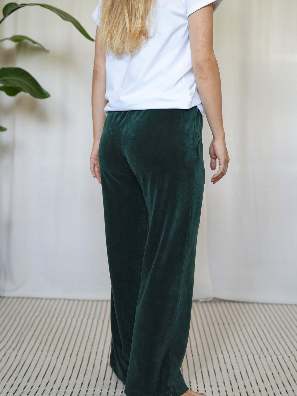 Rückansicht der dunkelgrünen FUXBAU Samthose Greta – Fair Fashion Hose für Frauen aus Biobaumwolle, bequem.