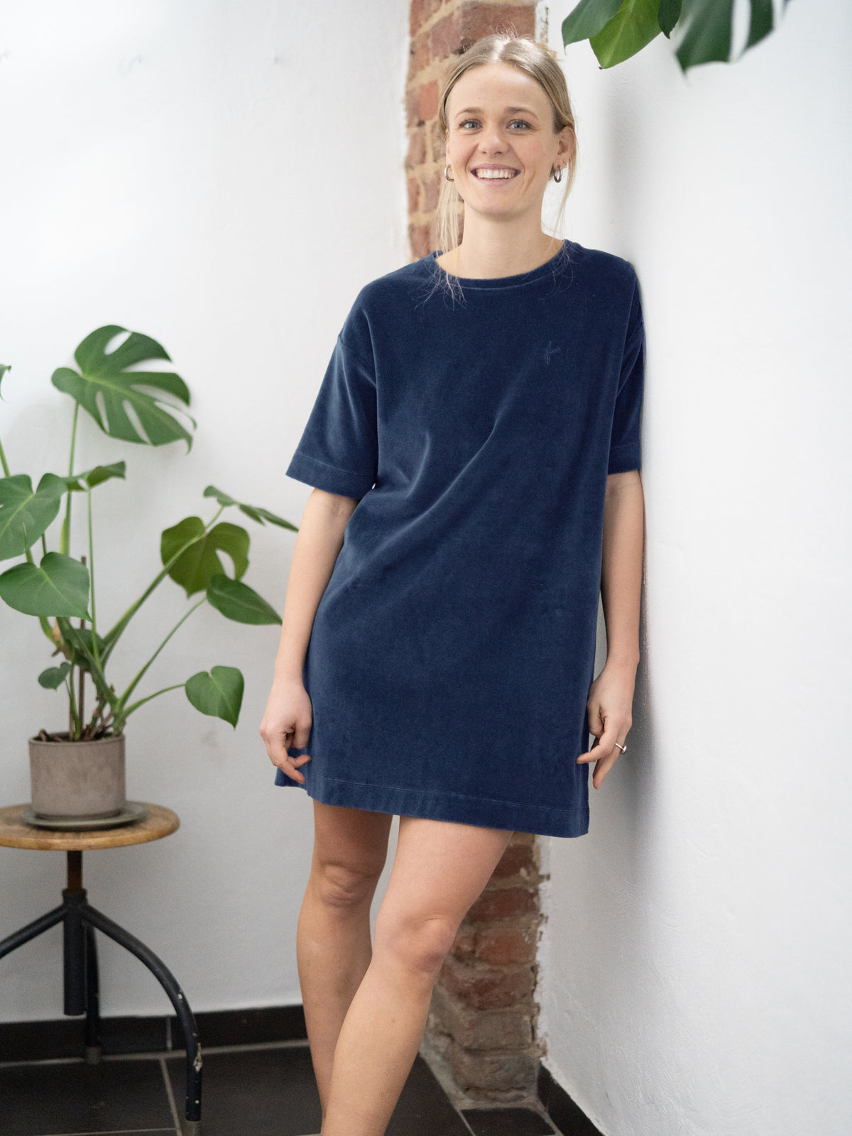 Greta trÀgt unsere Fair Fashion Samt Keid in navy