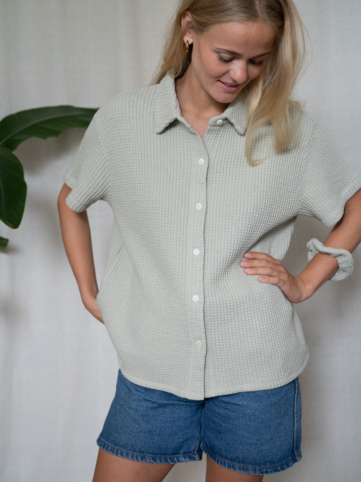Damen Bluse mit kurzen Ärmeln und Kragen – Waffelstrick aus Bio-Baumwolle in Salbei, fair produziert in Portugal