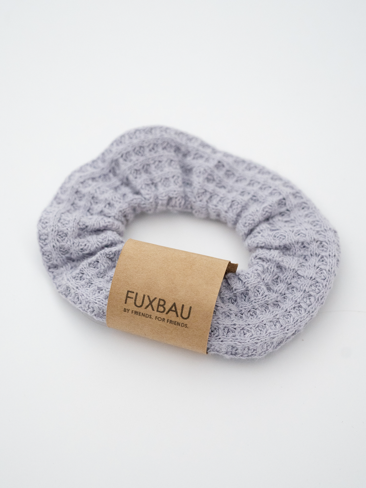 Lavendelfarbener Scrunchie aus Waffelstrick von FUXBAU – Haargummi für Frauen, fair produziert in Europa.