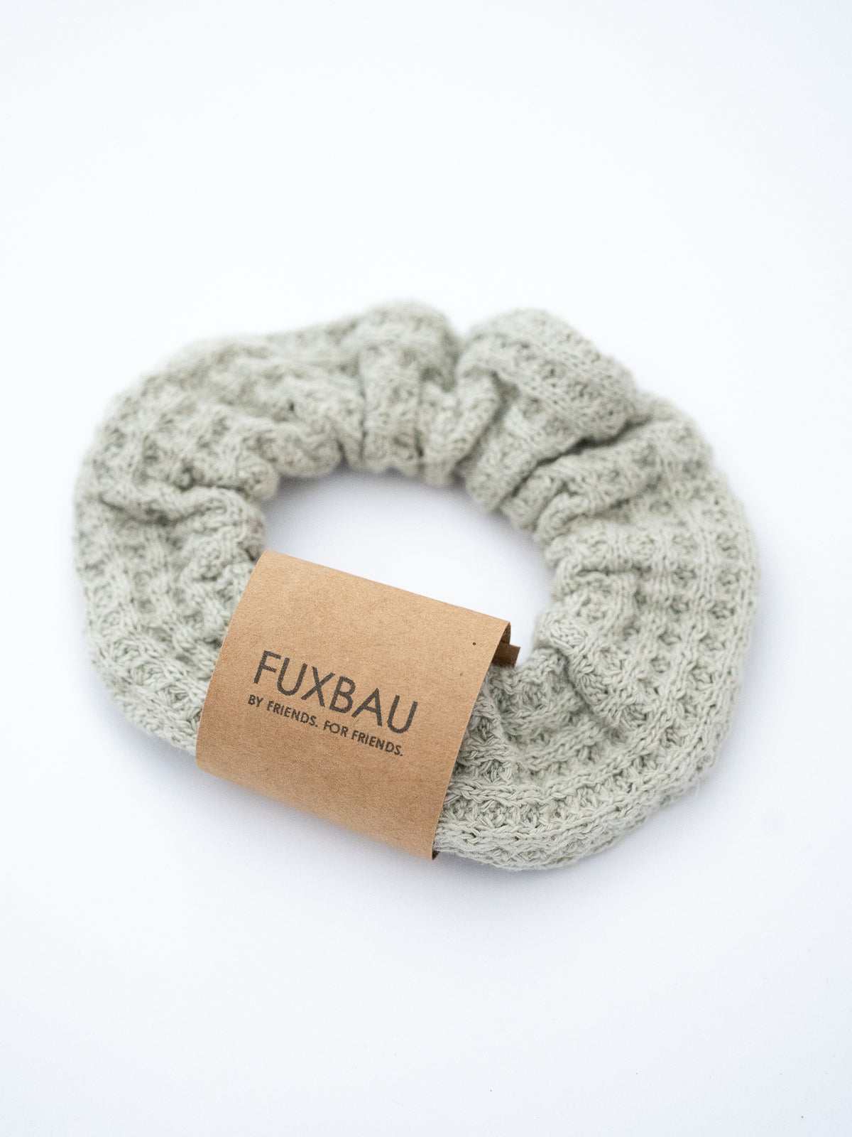 Salbei Scrunchie aus Waffelstrick von FUXBAU – seitliche Ansicht des Haargummis aus fairer Produktion.