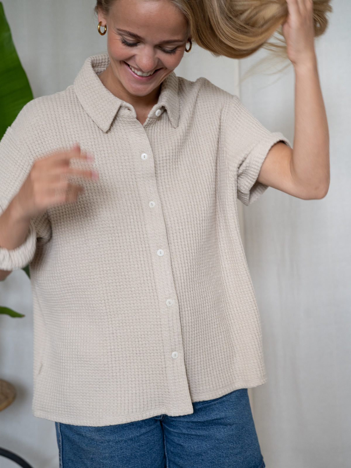 Faire Damen Bluse aus GOTS-zertifizierter Bio-Baumwolle â lockerer Schnitt mit Kragen und Knopfleiste in Beige
