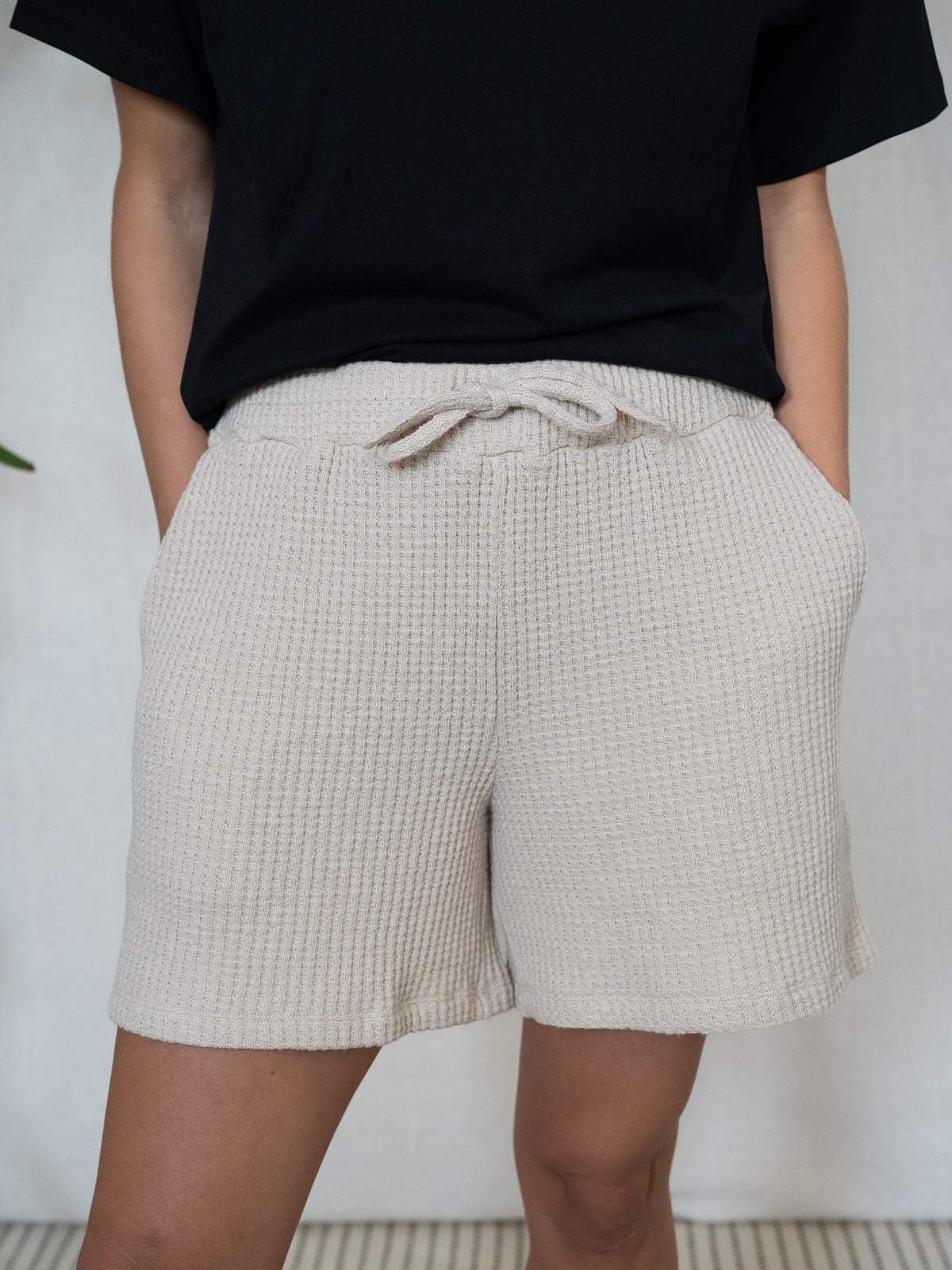 Frontansicht einer fair produzierte Damen Waffelstrick Shorts aus Bio-Baumwolle in Beige mit Kordelzug â GOTS-zertifiziert, Made in Portugal