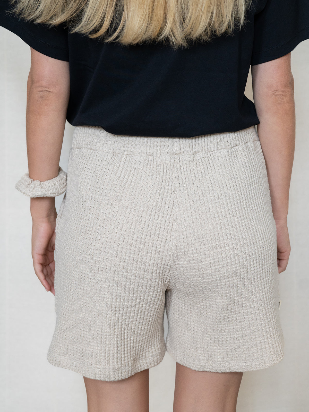 Rückansicht der fairen Damen Shorts aus Waffelstrick – Beige Bio-Baumwolle, bequem gefertigt in Portugal