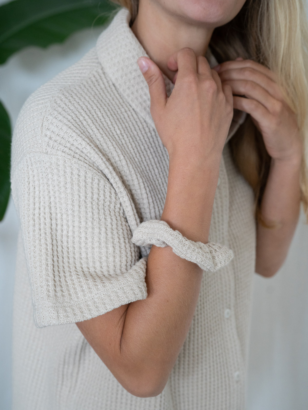Kurzer Ärmel und Kragen der Damen Bluse aus Waffelstrick – fair produziert in Portugal