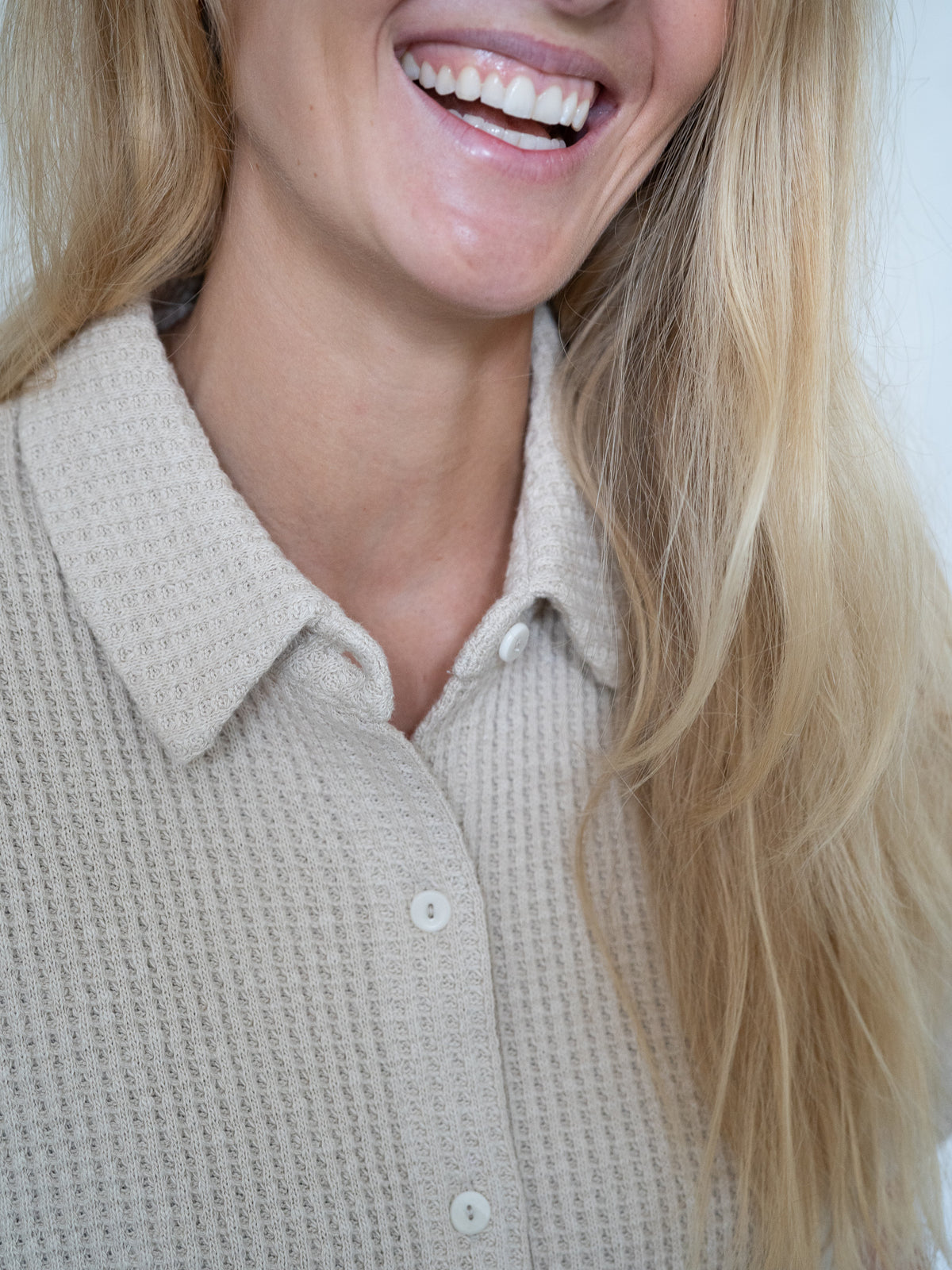 Nahaufnahme Kragen und Knöpfe der fairen Waffelstrick Bluse für Damen – natürliche Bio-Baumwolle in Beige