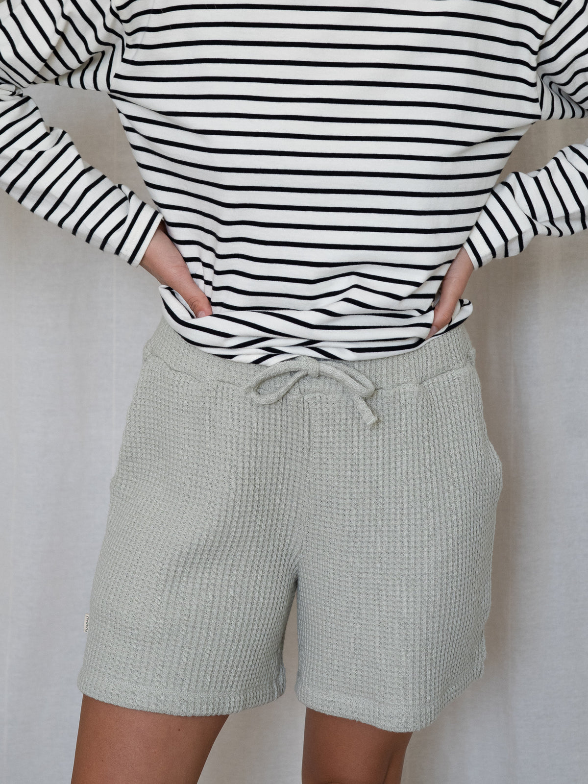 Waffelstrick Shorts fĂŒr Damen in Salbei â nachhaltige Bio-Baumwolle mit Bindeband, fair produziert in Portugal
