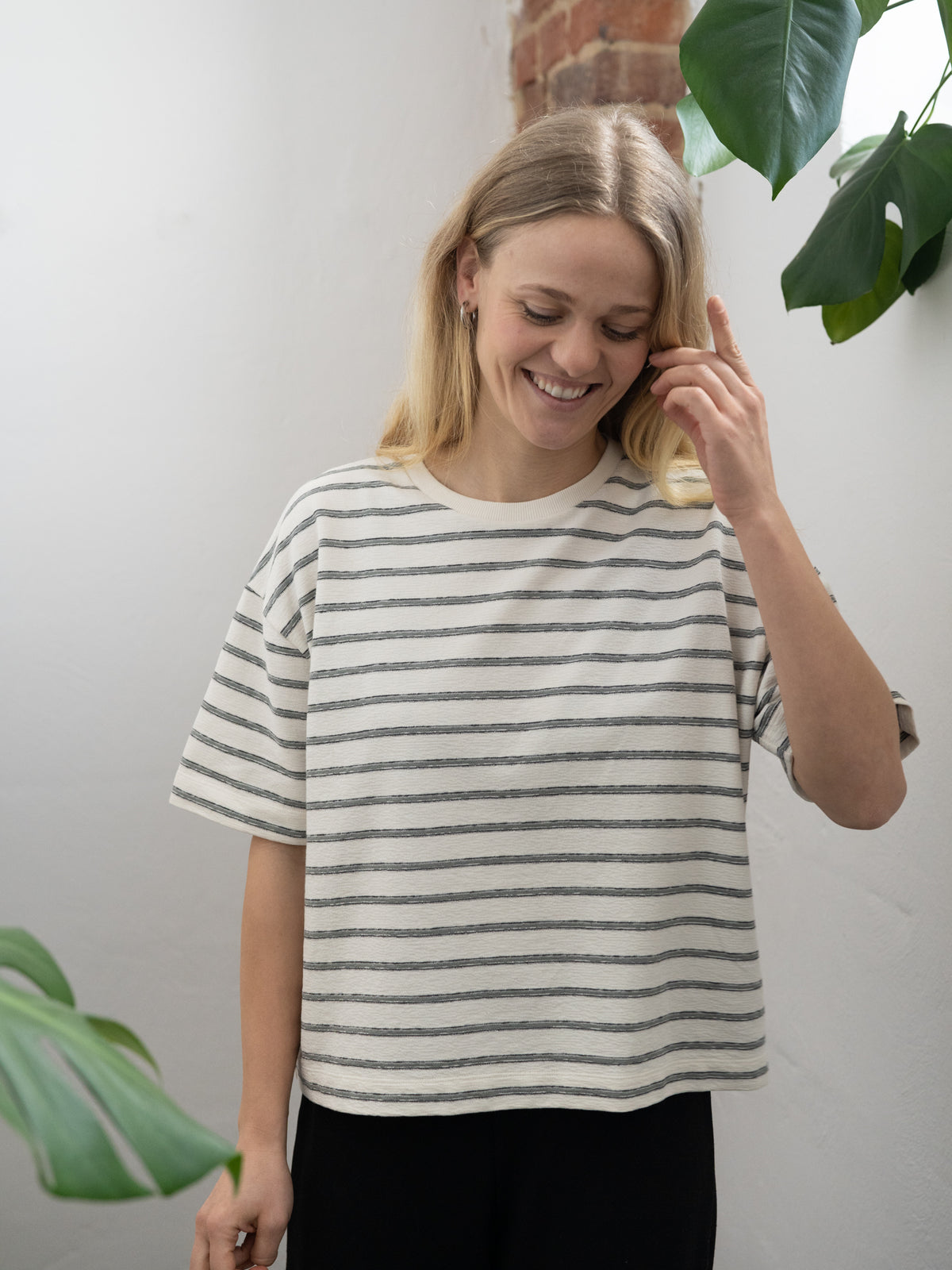 Gestreiftes Boxy Frauen T-Shirt aus Biobaumwolle Made in Portugal in cremeweiss salbei.