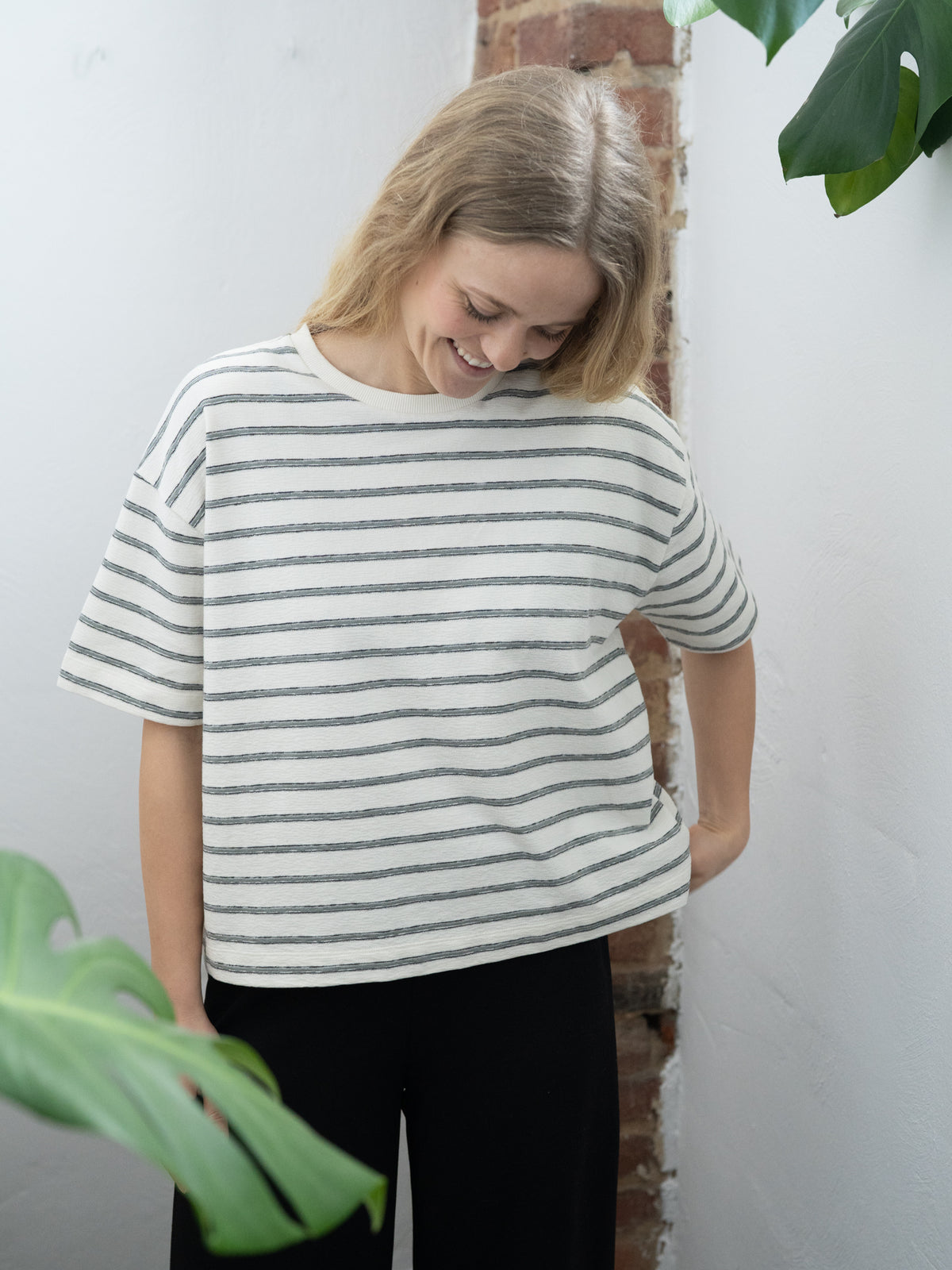 Gestreiftes Boxy Frauen T-Shirt aus Biobaumwolle Made in Portugal in cremeweiss salbei.