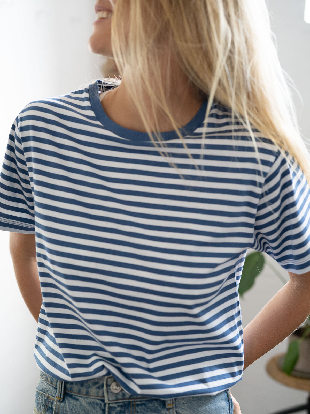 Greta trÀgt ist 1,72m und trÀgt S in dem Gestreiftes Frauen T-Shirt in blau weià von FUXBAU