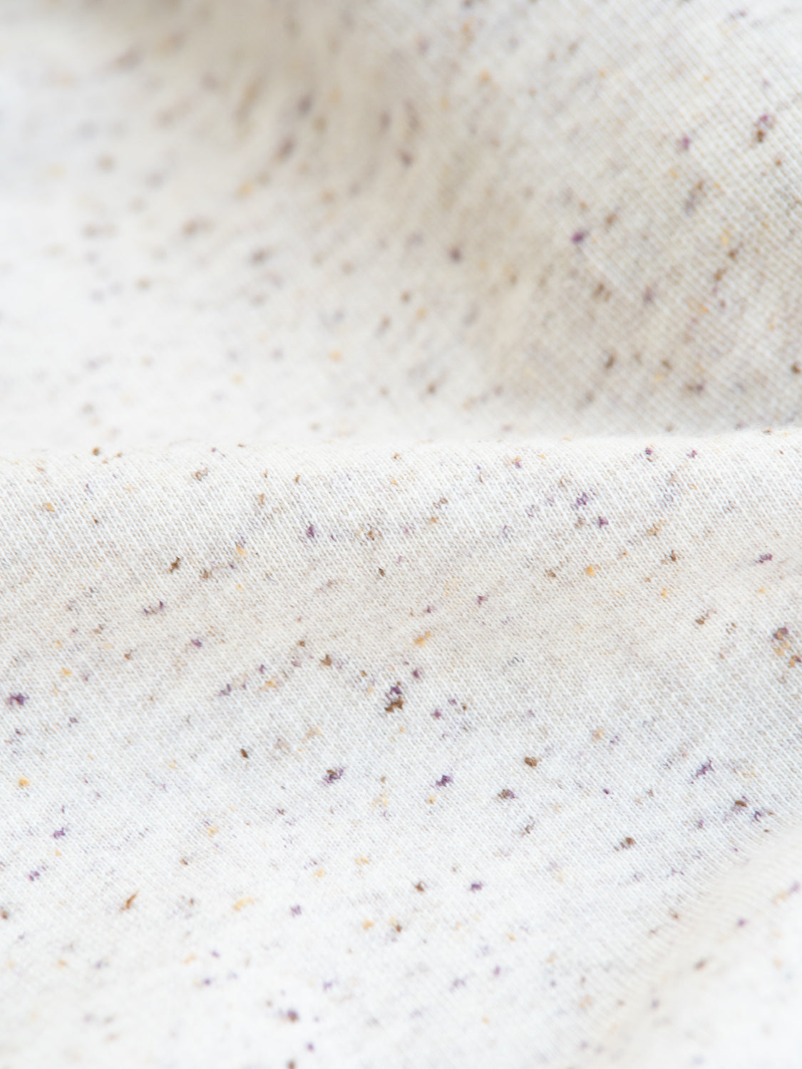 FUXBAU Fair Fashion Highlights Sweater aus GOTS zertifizierter Biobaumwolle mit feinen bunten Punkten in beige.