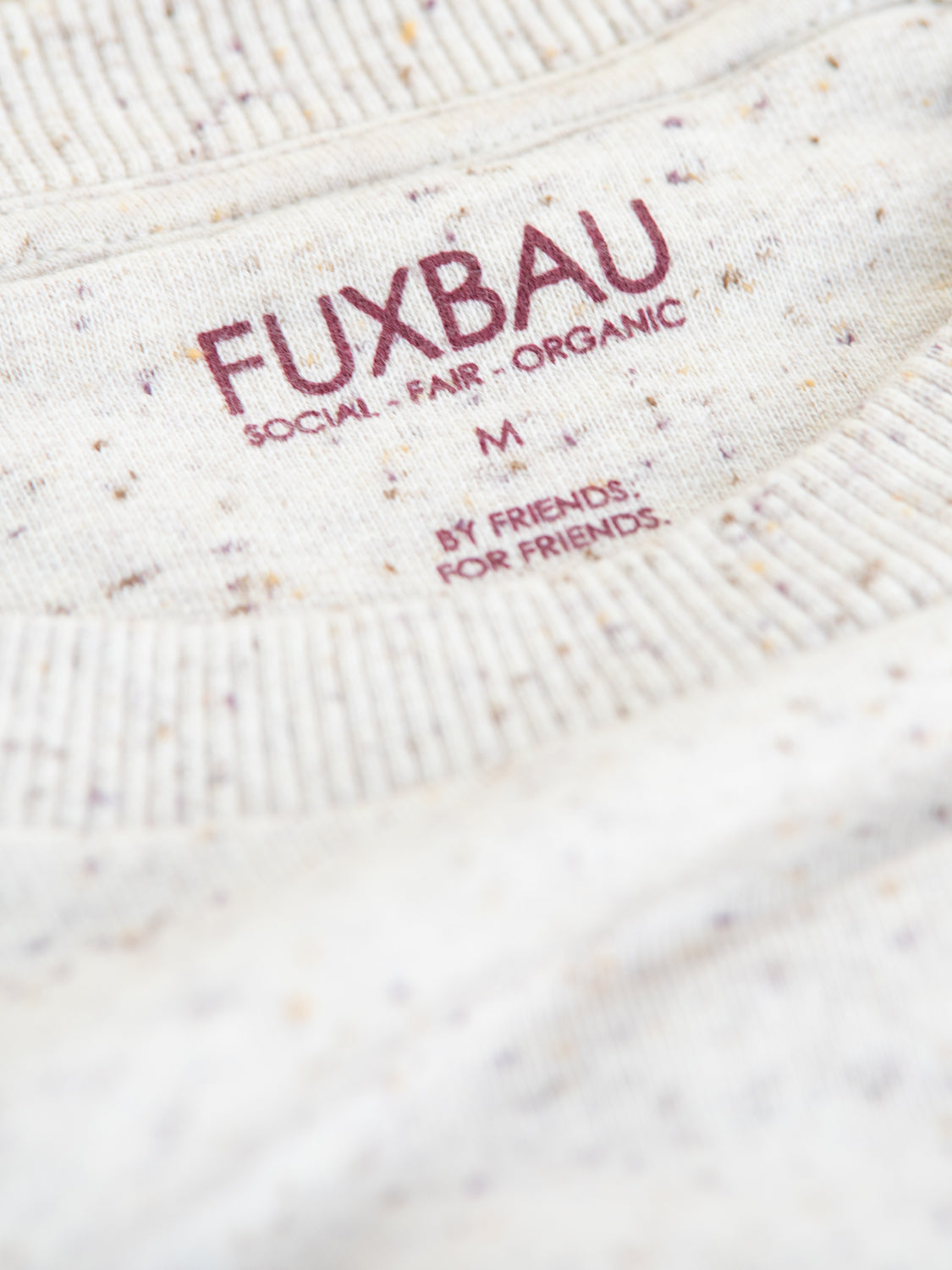 FUXBAU Fair Fashion Highlights Sweater aus GOTS zertifizierter Biobaumwolle mit feinen bunten Punkten in beige.
