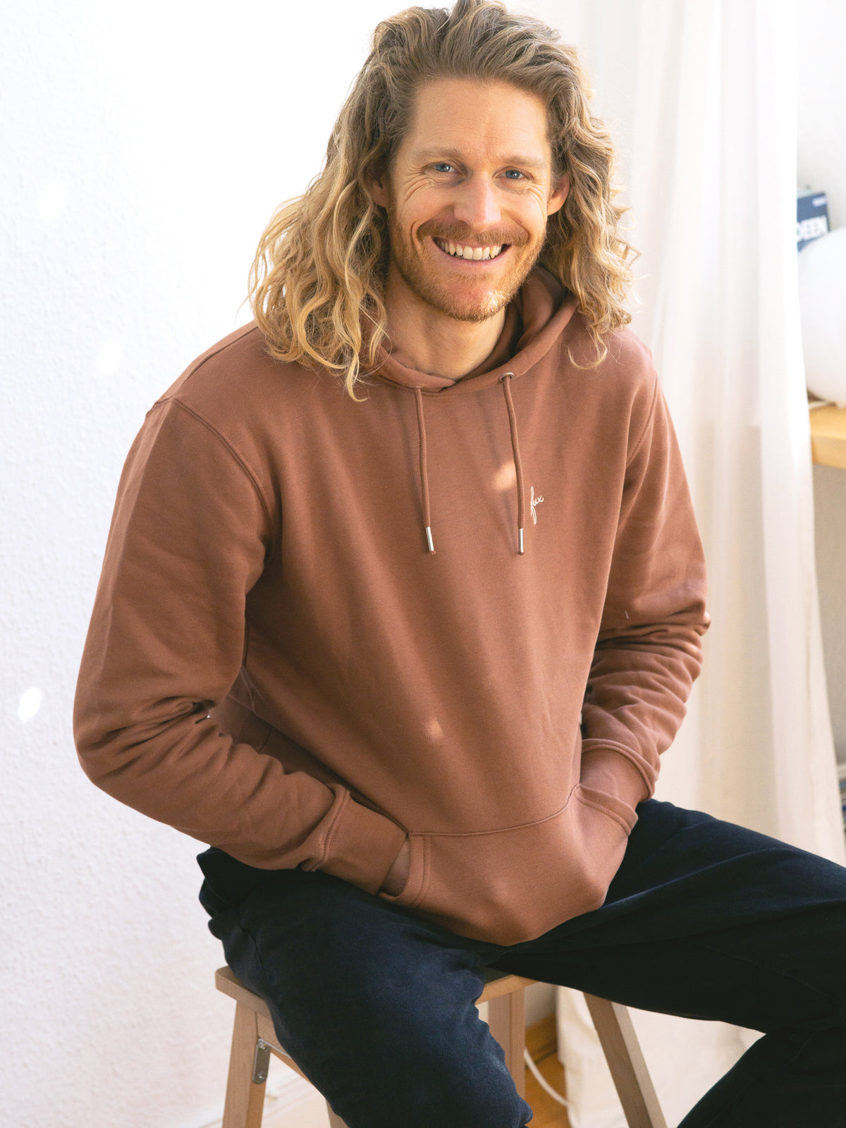FUXBAU Fair Fashion Unisex Hoodie in braun karamell aus GOTS zertifizierter Biobaumwolle. Gefertigt in Portugal.