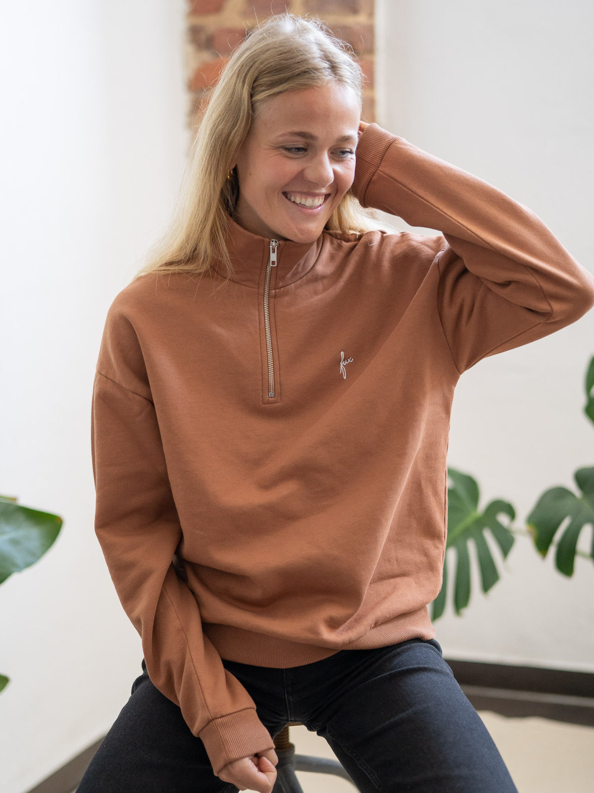 Fair Fashion Frauen Half Zip Sweater in karamell von FUXBAU. Gefertigt aus 100% GOTS zertifizierter Biobaumwolle in Portugal. Getragen von einer jungen, blonden Frauen.