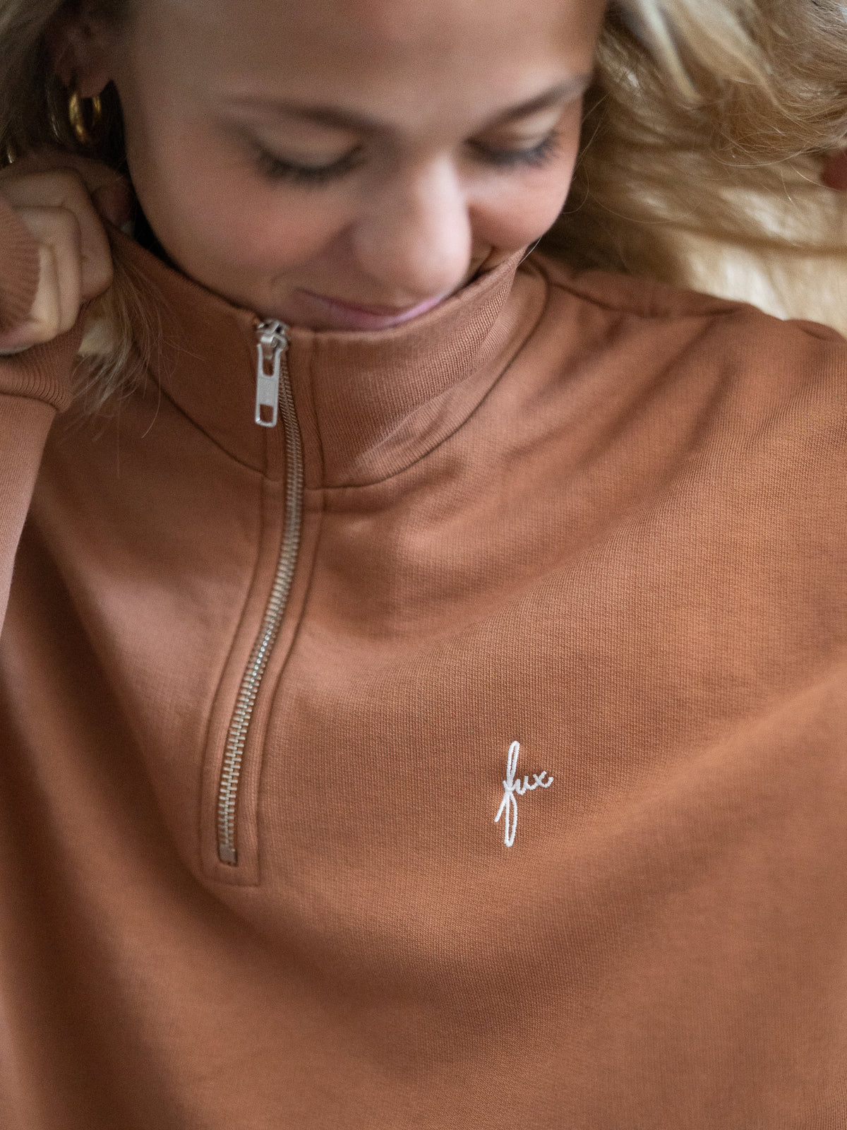 Fair Fashion Frauen Half Zip Sweater in karamell von FUXBAU. Gefertigt aus 100% GOTS zertifizierter Biobaumwolle in Portugal. Getragen von einer jungen, blonden Frau.