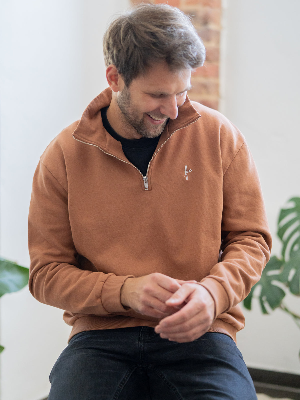 Fair Fashion Männer Half Zip Sweater in Karamell von FUXBAU. Gefertigt aus 100% GOTS zertifizierter Biobaumwolle in Portugal.