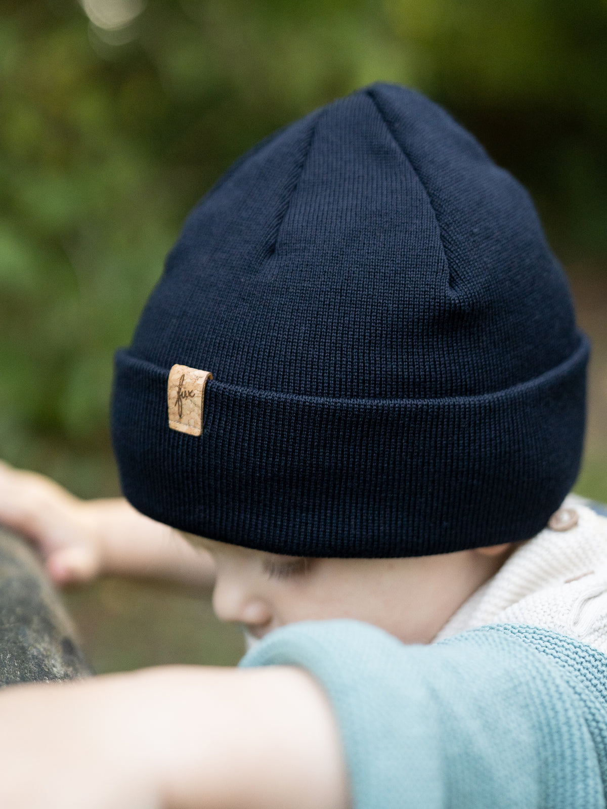 FUXBAU Kinder Merino Mütze in Navy mit Kork-Patch – fair gefertigt in Deutschland, warm und atmungsaktiv.