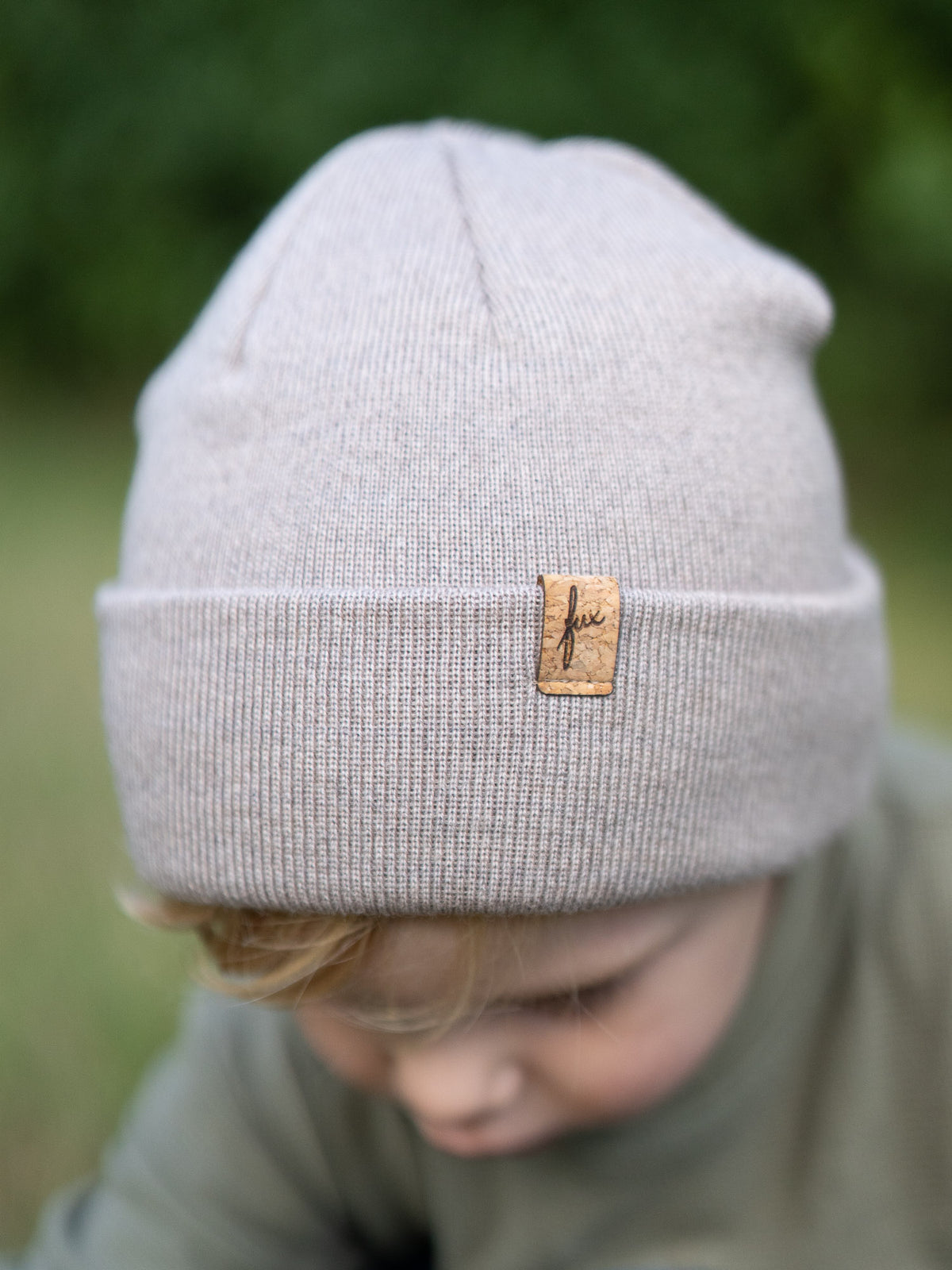 Detailaufnahme der sandfarbenen Kinder Merino Kork Beanie von FUXBAU mit Kork-Logo â Fair Fashion aus Merinowolle, hergestellt in Deutschland.